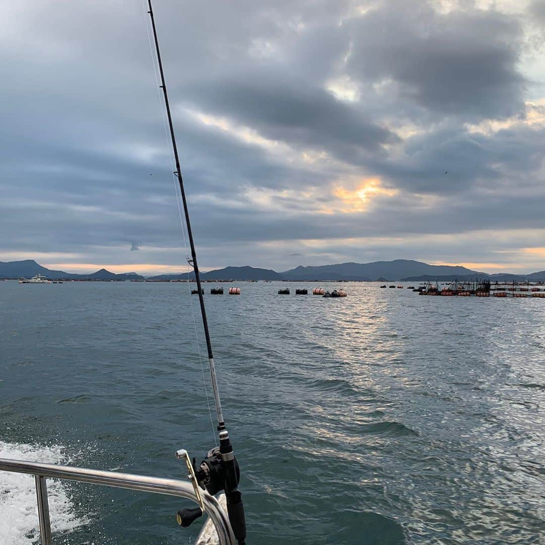 日浦孝則さんのインスタグラム写真 - (日浦孝則Instagram)「天草ずんどこライブ明けて、本日はずんどこの常連の若者、医科療法士の臀筋ブラザースのみんなと藤田さんの船、鮪魂Ⅱで天草での釣り第二弾！ 今回もいきなり高級魚のあこー(きじはた)がキター！ そのあと鯛、ベラ、がらかぶ。今回はやや地味でしたが、面白かったー！！ そして居酒屋ずんどこに戻り、マスターが魚の鱗を外したり、刺身にしたり、、、 黄昏が近づく天草、 店先の暖簾が心地よい風に揺れるのを眺めながらの、自分で注いだ生ビールが上手い！ 今日はそういう日だからー、 乾杯ー！！ 明日は長崎6Daysの初日です！」10月11日 15時09分 - paperisland