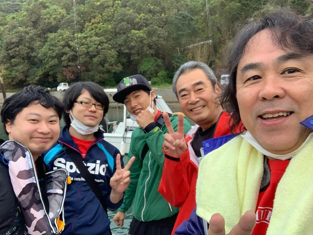 日浦孝則さんのインスタグラム写真 - (日浦孝則Instagram)「天草ずんどこライブ明けて、本日はずんどこの常連の若者、医科療法士の臀筋ブラザースのみんなと藤田さんの船、鮪魂Ⅱで天草での釣り第二弾！ 今回もいきなり高級魚のあこー(きじはた)がキター！ そのあと鯛、ベラ、がらかぶ。今回はやや地味でしたが、面白かったー！！ そして居酒屋ずんどこに戻り、マスターが魚の鱗を外したり、刺身にしたり、、、 黄昏が近づく天草、 店先の暖簾が心地よい風に揺れるのを眺めながらの、自分で注いだ生ビールが上手い！ 今日はそういう日だからー、 乾杯ー！！ 明日は長崎6Daysの初日です！」10月11日 15時09分 - paperisland