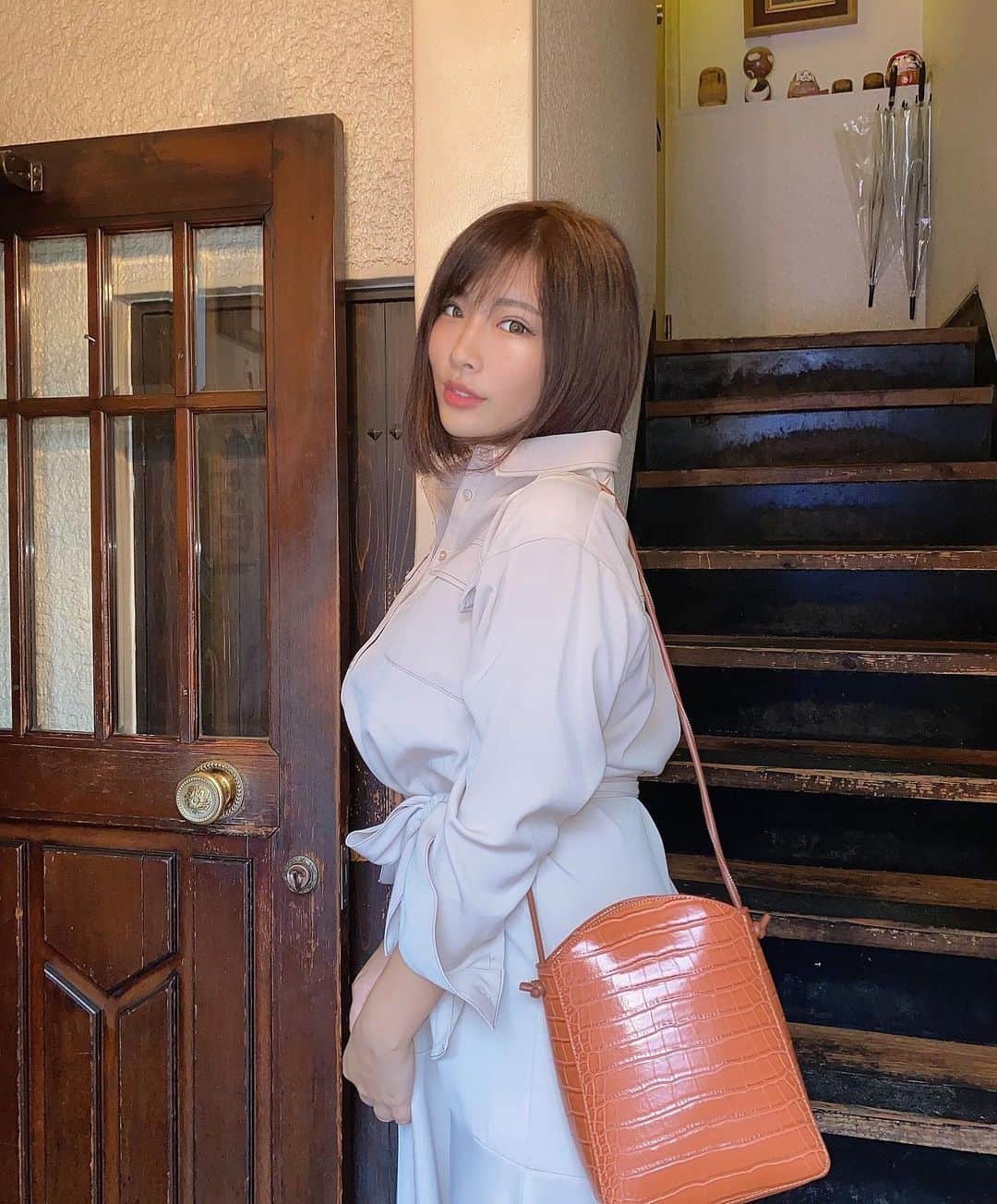 のインスタグラム：「新しく買ったお気に入りのbag🧡 @beams_official  . オレグラッセ飲みにきた☕️ #ootd #autumn」