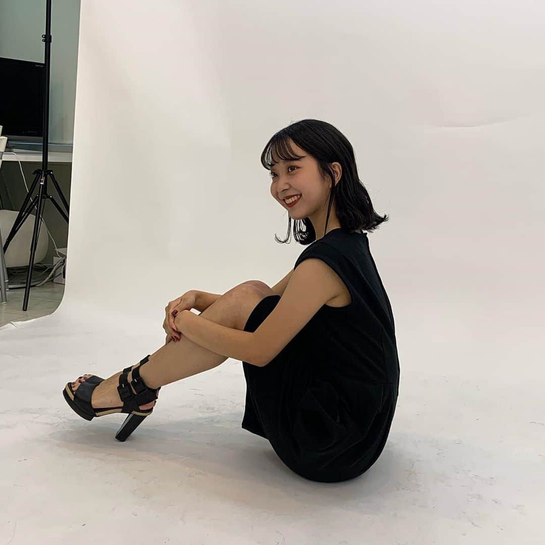 のインスタグラム：「本番まであと3週間です！！ 3週間後にはグランプリが決まってます😳(どきどき)  残り3週間も今まで通り、私も応援して下さるファンの方々も楽しい日々を送れるような日になれればいいなと思ってます😌  だから今日から小さな幸せや楽しいエピソードをみなさんと共有できたらと思います！🌈  私は金曜日からお友達のお家にお泊まりして大好きな韓国ドラマを見たり、女子トークをしてました！そして今日は大好きな餃子を食べに行きます🙋🏼‍♀️♡  みなさんの小さな幸せや楽しかったことは何ですか？😌🤍  残り3週間そして、グランプリを獲って全国へと私は進みたいです👑みなさんと一緒なら私は絶対大丈夫だと信じています🧚🏼♡  こんな私ですがこれからもよろしくお願いしますっ  #ミスコン#ミス桜美林#桜美林ミスコン#lfl#サロモ#サロンモデル#サロモモデル東京#撮影モデル#いいね返し#お洒落さん#인스타그램#셀스타그램#셀카#대학생#まつパ」