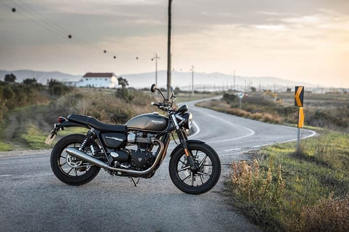 のインスタグラム：「【Street Twin】 オリジナルの1959 Bonnevilleのスピリットは今も息づいています。 パフォーマンス、ルックス、走る楽しさが一段と向上した新型Street Twinは、最高の走りにこだわり抜いたマシンです。  TriumphOfficial #streettwin #ForTheRide #ストリートツイン #トライアンフはかっこいい #バイク #バイク好きな人と繋がりたい #バイクのある風景 #バイクが好きだ#バイク好き #バイク乗りと繋がりたい #理想のライドがそこにある#triumph #トライアンフ乗りと繋がろう2020秋」