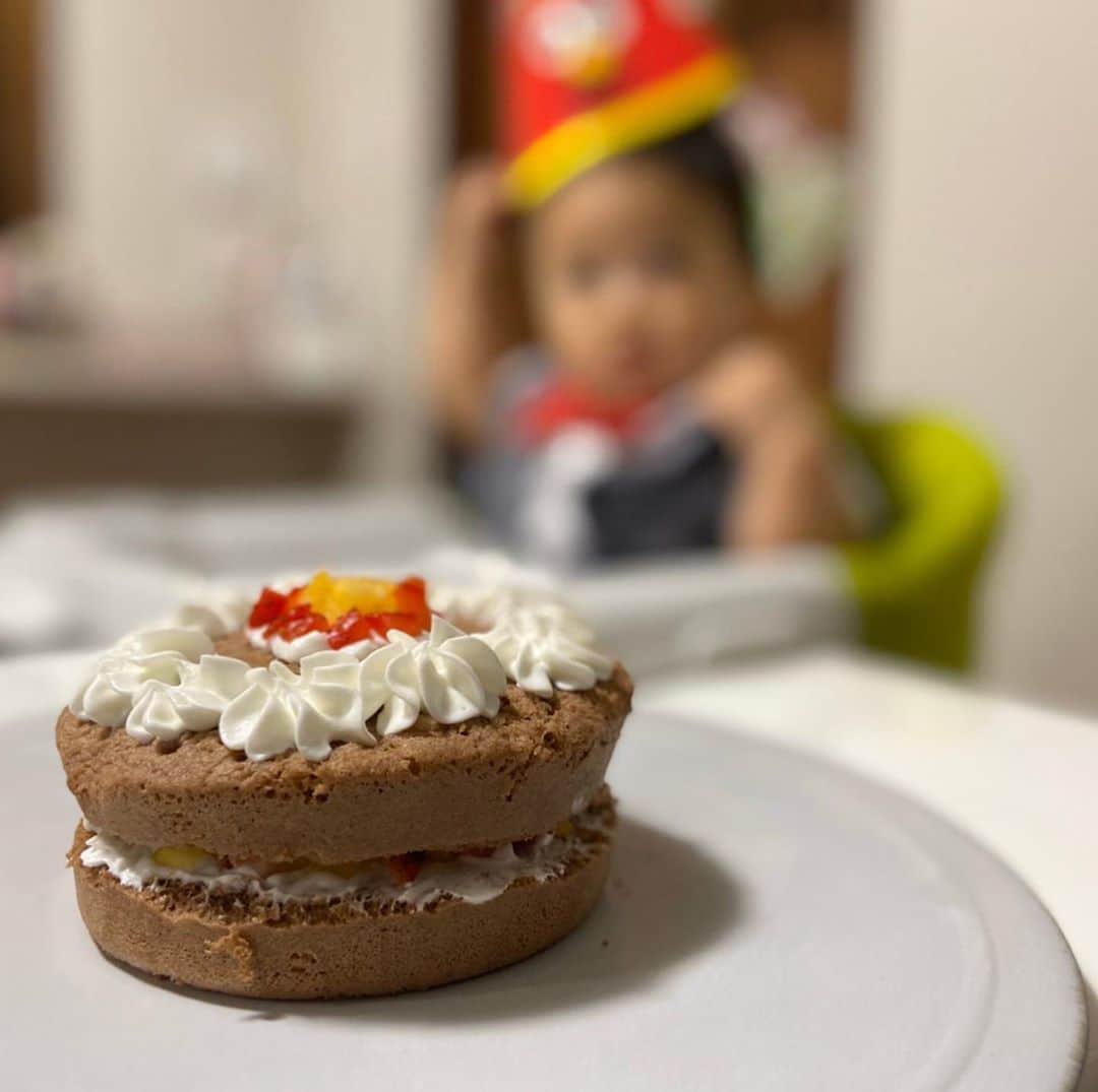 中川実咲のインスタグラム：「. 1歳のお祝い🎂 生後3ヶ月から 託児所と保育園で よく頑張りました👏 皆勤賞！ 病気なし怪我なし！  みーーんなに可愛がってもらえて 幸せ者だね🥰」