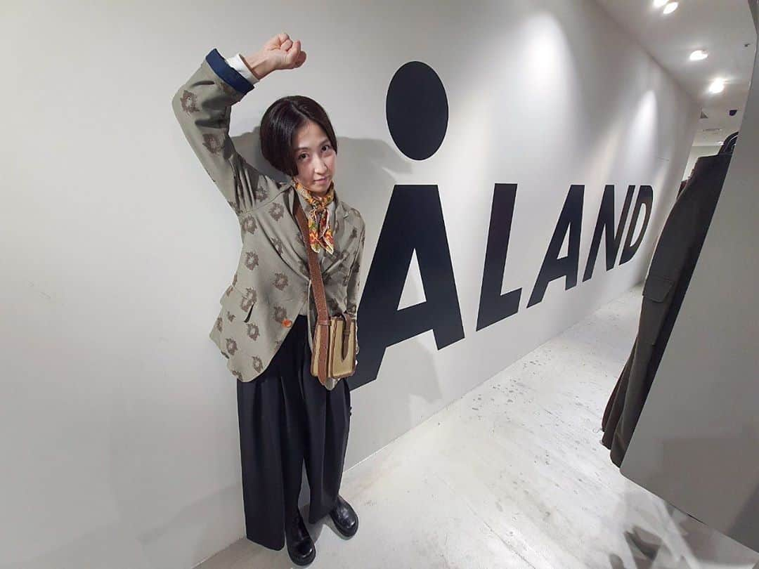 平川はる香のインスタグラム：「. ålandポーズ☺︎ . . . #åland#shibuya」