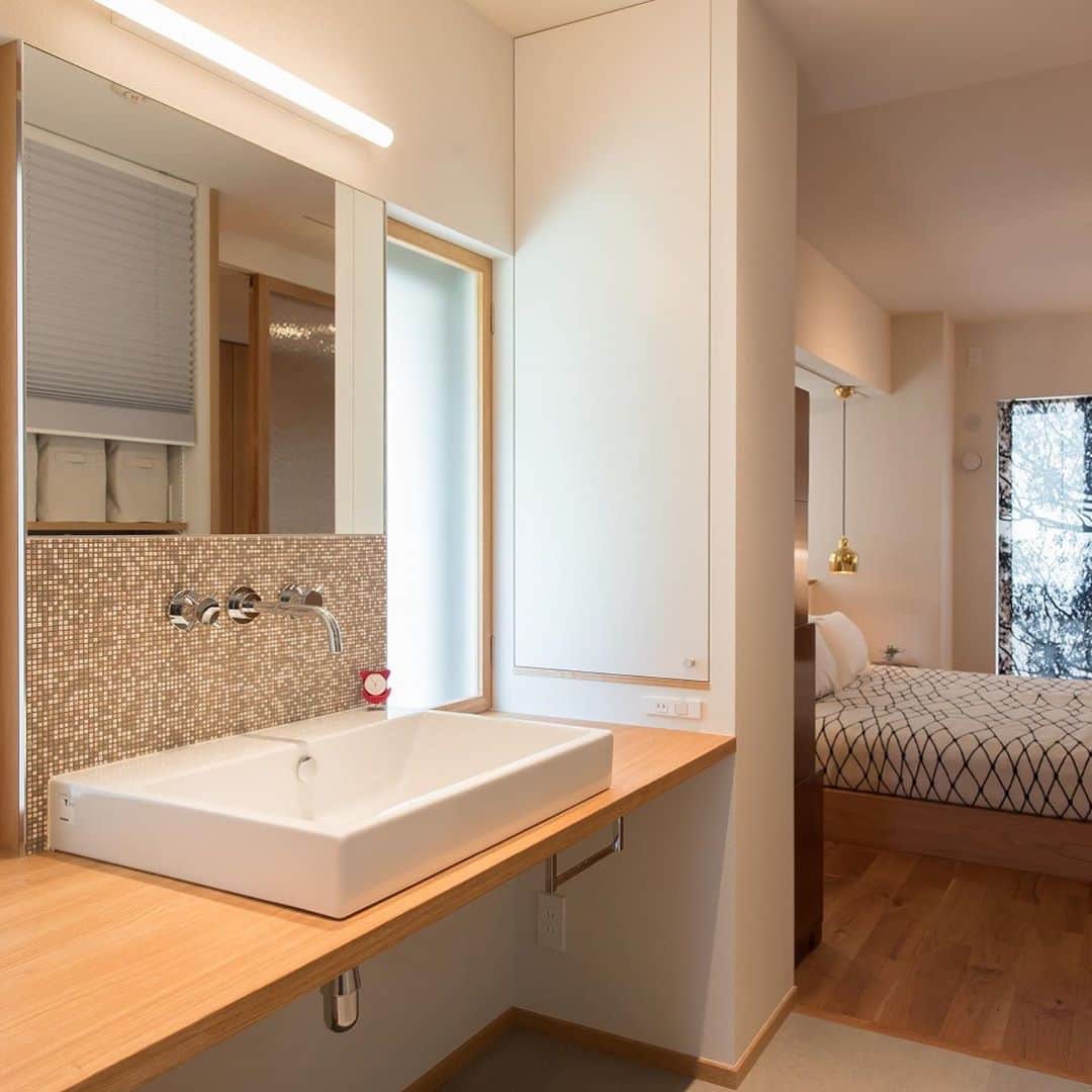 SUVACOさんのインスタグラム写真 - (SUVACOInstagram)「キッチン～浴室洗面～ベッドルームがストレートにつながっている快適動線。アーティチョーク照明を中心に、インテリア小物もすてきです。﻿ ﻿ designed by ハンズデザイン @hands.a.design ﻿ ﻿ #家事動線にこだわった家 #家事動線の良い間取り #生活動線 #ルイスポールセンアーティチョーク #北欧家具のある暮らし #いい家 #今日のいい家 #自分らしい家 #家づくりを楽しむ #施工例 #建築 #デザイン住宅 #architecture #archidaily #archilovers #houseportrait #renovation #ハンズデザイン一級建築士事務所 # SUVACO #スバコ #SUVACO編集部 #マンションリノベーション#リノベーション #リノベーション事例 #リノベーション住宅 #リノベーション会社 #リノベーションしたい #リノベーションライフ #リノベーションという選択」10月11日 15時26分 - suvaco.jp