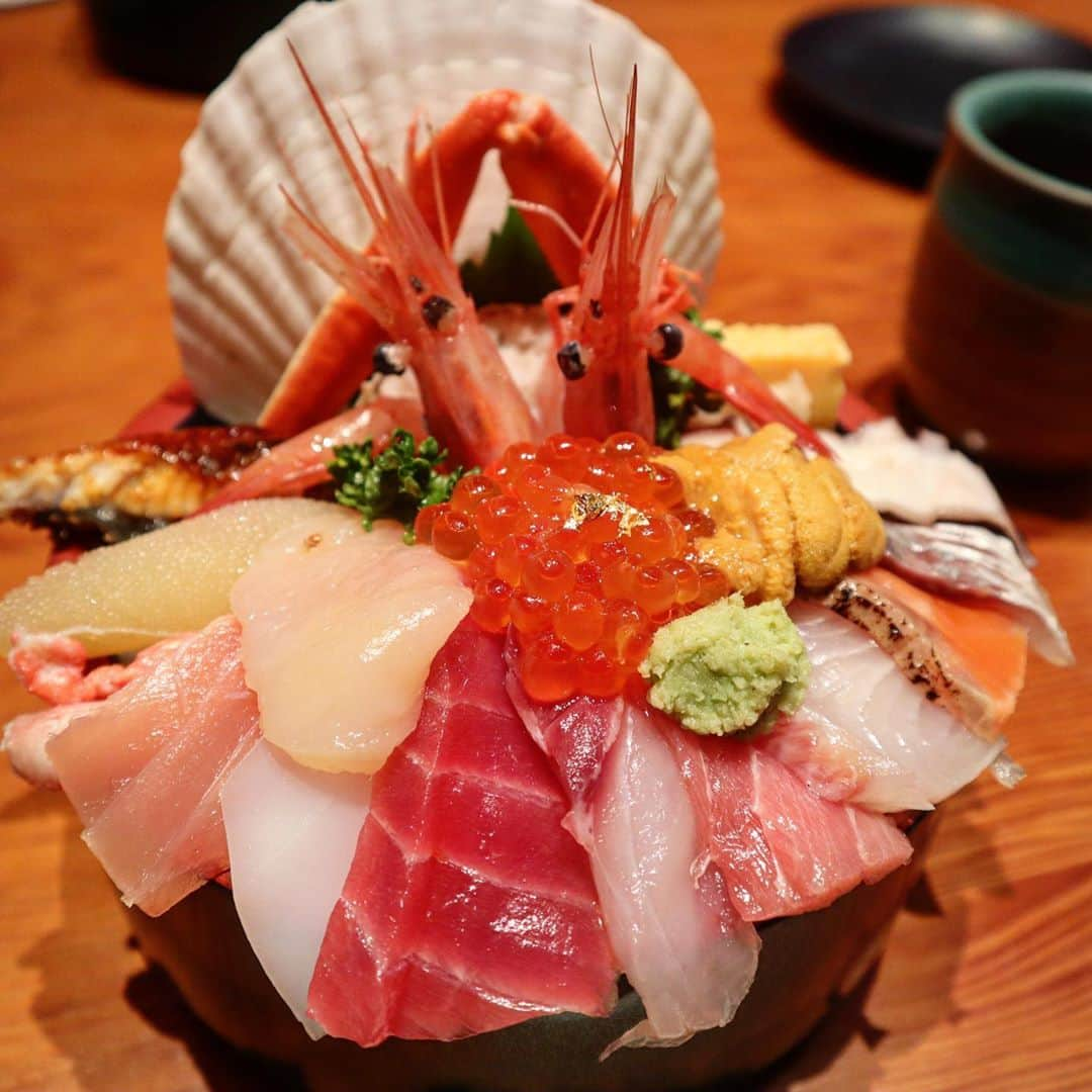 DJ YURiAさんのインスタグラム写真 - (DJ YURiAInstagram)「🍣🍣🍣 It was beautiful and delicious kaisendon!!﻿ Kaisendon is a bowl of rice with various kinds of sashimi on top.﻿ It's one of my favorite foods.﻿ ﻿ 美しい海鮮丼でした！﻿ 色々食べられる海鮮丼が好き♡﻿ ﻿ご馳走様でした🤤  ﻿ ベビーカーは入り口で畳んで外に置くスタイルです。店内は食べ物以外の写真撮影はNG。﻿ 人気店なので若干お喋りもしづらいようなピリっとした空気感がありました。﻿ 子供用に卵を細巻きにしてくださいました。﻿写真の通り、娘は卵だけ先に食べました笑﻿ ﻿ --------------﻿ 📍Location﻿ 山さん寿司 本店﻿ Shimoomicho68, Kanazawa-shi, Ishikawa,Japan﻿ 920-0904﻿ --------------﻿ ﻿ ﻿ ﻿ #travel﻿ #trip﻿ #sightseeing﻿ #japan﻿ #ishikawa﻿ #kanazawa﻿ #家族旅行﻿ #国内旅行﻿ #金沢観光 #近江町市場 #海鮮丼 #手がパンみたい #金沢グルメ」10月11日 15時27分 - djyuria