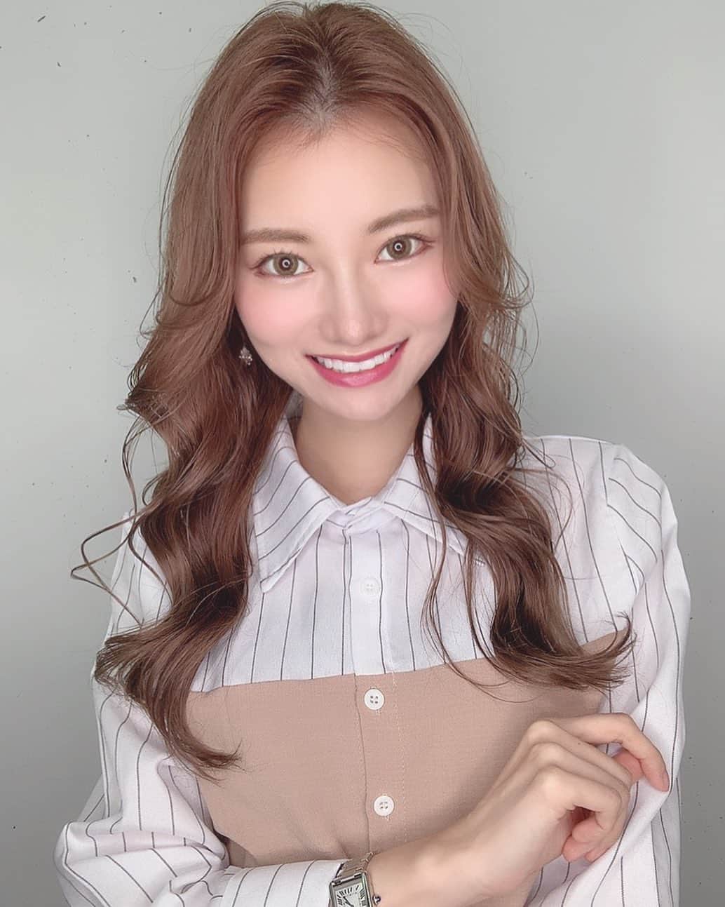 金子実加のインスタグラム：「『あなたを大切にする人』と時間を過ごすこと❤️ 友達も恋人も🥰平和が1番🕊✨ . . 最近出会ったお姉さんが凄く素敵な活動をされていて。 発展途上国の支援活動など意欲的に団体で活躍なさっていて、過去にたくさんの国に住み、現地に学校を作ったり、支援など、活躍なさっていました。 その方は私を外見やイメージで判断せず、内面を見て、接してくれる。 綺麗な心の持ち主で、オープンマインドで、嬉しかった🥺✨愛に溢れてた🥰 彼女はフランスのパリでお仕事が決まっていてパリに来月から行ってしまいますが、時間がかかるかもしれませんが、会いに行きたいなと思います🕊 その頃までに、彼女に報告できるよう、努力すべき事や目標ができました✨✨✨✨ 学生の頃に意欲的に活動していたボランティア活動など、自分なりに出来る事は活動していましたが🕊 意欲的にまた考え行動できる人間でありたいと、再び自分を奮い立たせるきっかけに😁 . . 🏃‍♀️ . . . . . . . . . . . #目標　#強い女性　#自信　#活躍 #平和　#髪色　#いいね　#ヘアメイク　#サロン　#巻き髪　#巻き髪アレンジ #女神巻き　#ヨシンモリ #ハイライト　#ダブルカラー　#トリートメント　#髪質　#韓国スタイル #カルティエ　#時計　#ピアス」