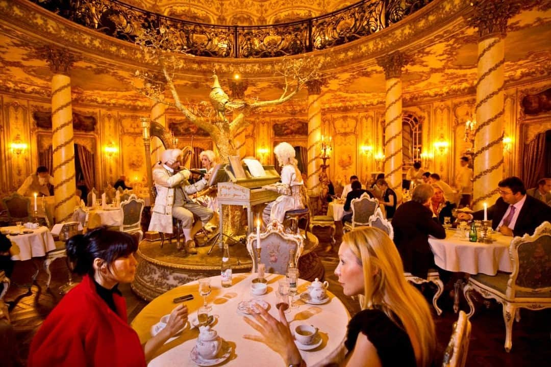 ナショナルジオグラフィックさんのインスタグラム写真 - (ナショナルジオグラフィックInstagram)「Photo by @gerdludwig / In Russia’s opulent Turandot restaurant, Mozart is merely a backdrop to the conspicuous consumption that has fueled Moscow’s abrupt ascent to the ranks of the world’s most expensive cities. This image, from my Nat Geo story “Moscow Never Sleeps,” is part of this year’s Festival La Gacilly-Baden Photo, in Baden, Austria. Over 60 of my images are displayed outdoors at large scale among the beautiful gardens and town of Baden. @fotofestivalbaden #Moscow #Russia #Turandot #FestivalLaGacillyBaden」10月11日 15時39分 - natgeo