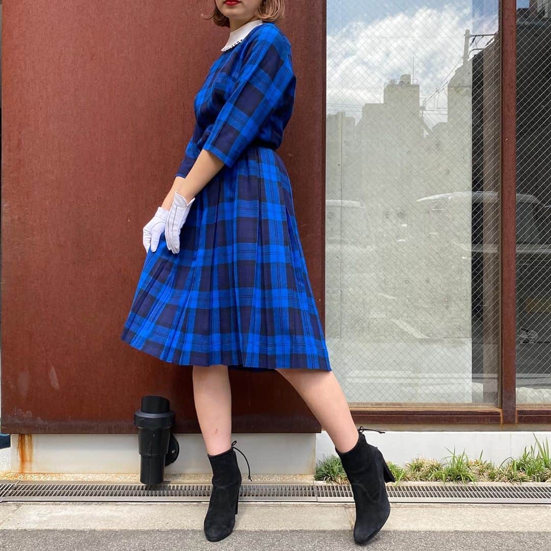 NUTTY Vintage&Collectibleのインスタグラム：「🍃RECOMMEND VINTAGE🍃  「ロマンティックなチェック柄」  ☑︎vtg 50's blue check pleats dress  薄手のウール地に大きめチェックの素敵なドレス。 七分袖に少し膝下丈の長さで、 すっきりとした着こなしに仕上がります。 つけ襟や、手元にグローヴを添えて。  💌DMでも通販承っております💌 ㅤㅤㅤㅤㅤㅤㅤㅤㅤㅤㅤㅤㅤ ------------------------------------ 🛍NUTTY通販について🛍 ------------------------------------- ＜ONLINE STORE＞ VINTAGE▶︎http://nutty.theshop.jp/ USED SELECT▶︎https://nuttyselect.official.ec/ （プロフィールページURLよりjump🕊） ㅤㅤㅤㅤㅤㅤㅤㅤㅤㅤㅤㅤㅤ ＜VIDEO CHAT SHOPPING＞ テレビ電話をお繋ぎして、リアルタイムでご案内いたします。詳細は過去の投稿をご覧ください。」