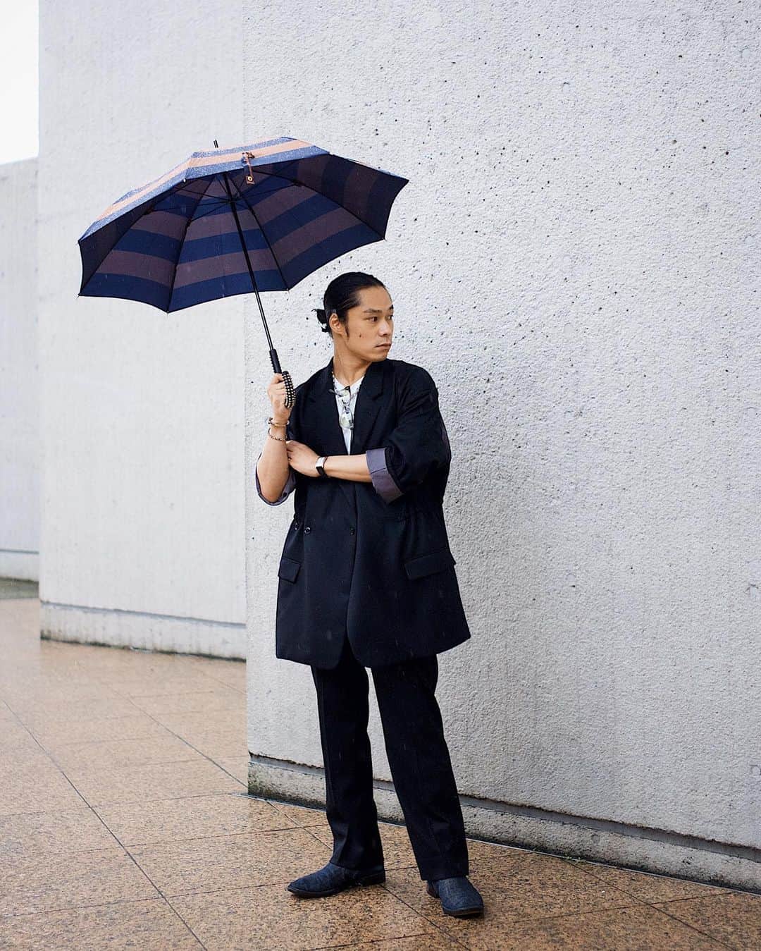 GO AKIMOTOさんのインスタグラム写真 - (GO AKIMOTOInstagram)「Rainy day… jacket & trousers @yoke_tokyo  photos @mishimataiki」10月11日 15時47分 - go_akimoto