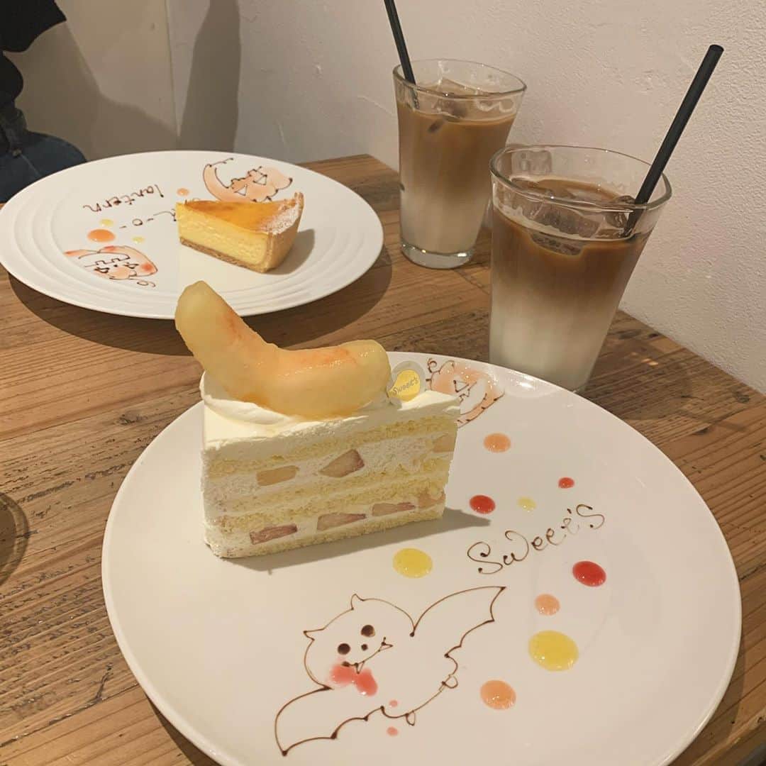 吉岡久美子さんのインスタグラム写真 - (吉岡久美子Instagram)「、 この前さきぴょんと ご飯とカフェしたよん☺️🍰 、 桃のショートケーキ食べたんやけど おいしすぎた〜🍑☕️ 、 、 「お皿のアートなにかな〜」 「卍だけやったらどーする？」 ってふざけてたら、 予想の遥か上をいく めちゃくちゃ可愛いハロウィンアートきて テンションめっちゃあがった😭✨ 、 ザ女子みたいな声出た🤣💗🍰 、 ここのカフェは 夜までやってるし ケーキおいしいしおすすめーる！ 、 、 #カフェ #梅田カフェ #梅田カフェ巡り  #ケーキ #梅田ケーキ #スィーティーズ #スィーティーズ梅田  #桃スイーツ #ハロウィン #ハロウィンアート  、 #つぼみ大革命 #つぼみ #吉本 #よしもと #アイドル #idol #大阪 #東京 #神戸 #ライブ #instagood #いいね #フォローミー」10月11日 15時47分 - kuunyaaan