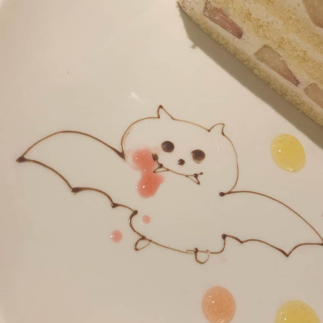 吉岡久美子さんのインスタグラム写真 - (吉岡久美子Instagram)「、 この前さきぴょんと ご飯とカフェしたよん☺️🍰 、 桃のショートケーキ食べたんやけど おいしすぎた〜🍑☕️ 、 、 「お皿のアートなにかな〜」 「卍だけやったらどーする？」 ってふざけてたら、 予想の遥か上をいく めちゃくちゃ可愛いハロウィンアートきて テンションめっちゃあがった😭✨ 、 ザ女子みたいな声出た🤣💗🍰 、 ここのカフェは 夜までやってるし ケーキおいしいしおすすめーる！ 、 、 #カフェ #梅田カフェ #梅田カフェ巡り  #ケーキ #梅田ケーキ #スィーティーズ #スィーティーズ梅田  #桃スイーツ #ハロウィン #ハロウィンアート  、 #つぼみ大革命 #つぼみ #吉本 #よしもと #アイドル #idol #大阪 #東京 #神戸 #ライブ #instagood #いいね #フォローミー」10月11日 15時47分 - kuunyaaan