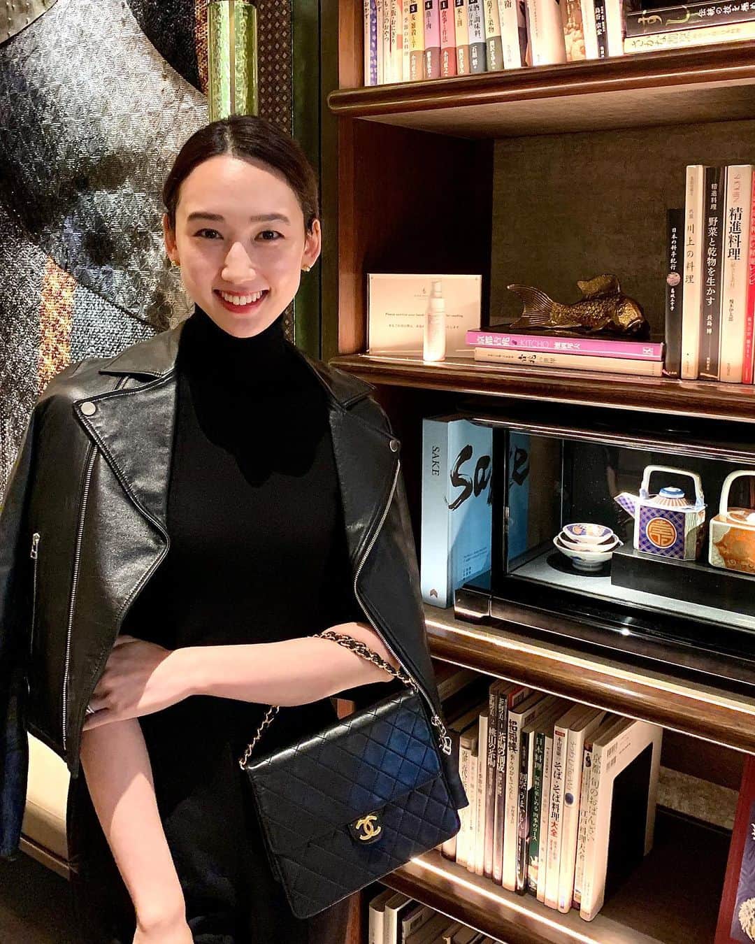 松原汐織のインスタグラム：「#weekend  新しく出来た @fsotemachi でランチ🥂 生憎のお天気でしたが、それでも景色が良くて雰囲気も素敵で♡親友たちと楽しい時間を過ごせました🥰 ・ 久しぶりにオールブラック＋ピンヒール👠 背景的に見えづらいのですが(全身は2、3枚目📸)、ハイウエストパンツが使い勝手が良くて◎運動できそうなほど楽ちん＋ほっそり美脚に見える＋コスパ良しでパーフェクト💯 これは勝手にオススメしたい神パンツです🤣💗 ・ #Coordinate #OOTD  Jacket / @estnation_jp #estnation  Top and Pants / @zara #zara  Bag / @chanelofficial #chanel  Shoes / @tsurubymarikooikawa #tsurubymarikooikawa (写真を撮る時以外はマスクをしています。)」