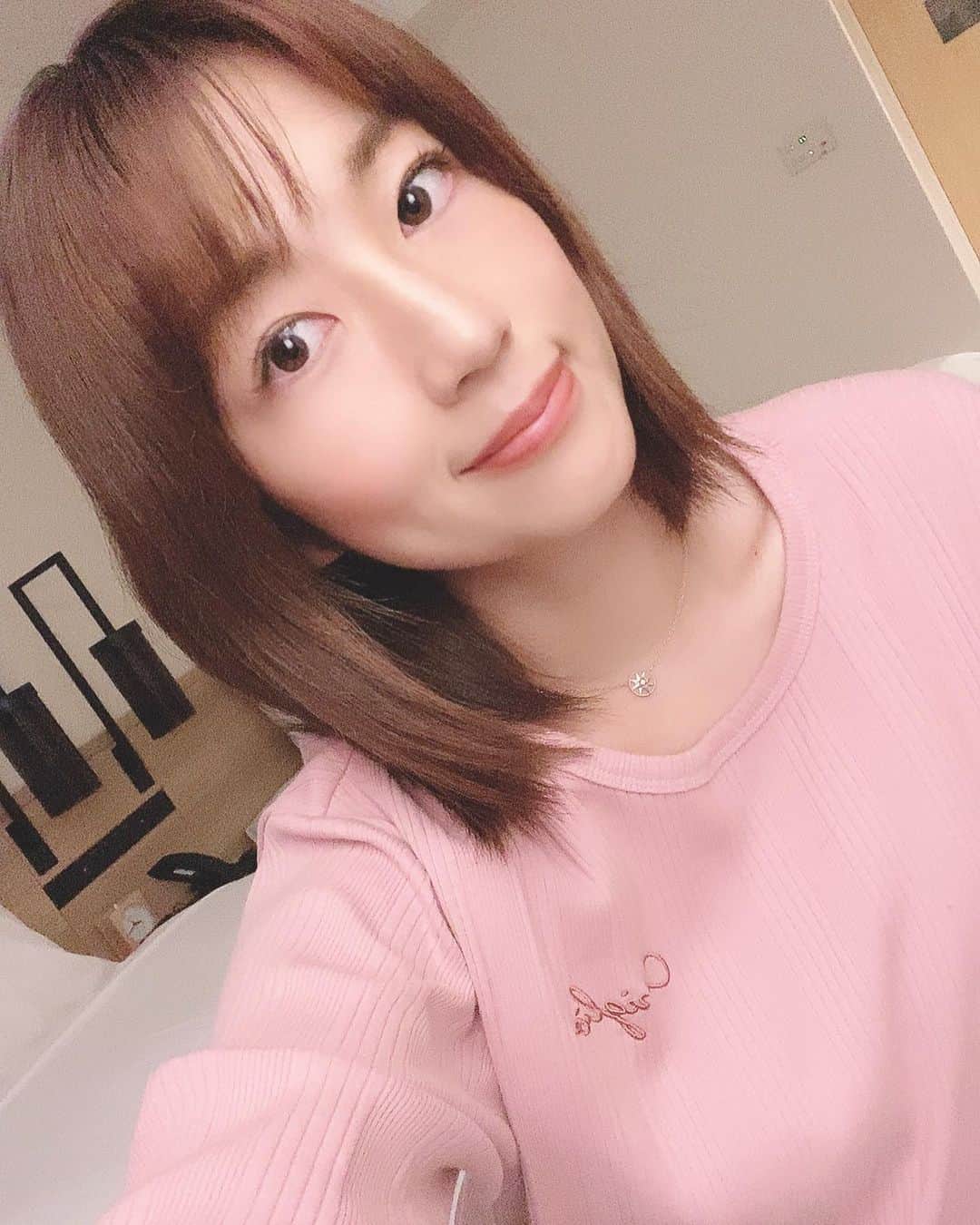 のインスタグラム：「最近お気に入りでよく着ているトップス @coniglio325 のだよー✨✨ ピンク可愛い😍💕 ヨガする時も最近肌寒いから長袖でちょうどいいからヨガウェアにも最適❣️ あと5枚目の写真でしているマスクもオーガニックコットンで付け心地抜群に良くてお気に入り💓 #長袖#ロンティー#トップス#マスク#オーガニックコットン#オーガニックコットンマスク #hippopotamus#ヒポポタマス #towel#オーガニック#マスク#lifestyle」