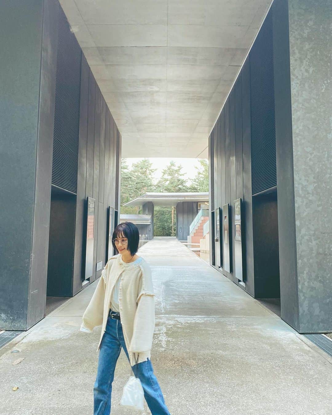 井村亜里香のインスタグラム：「こんな素敵な美術館が 地元にあるなんて知らなかった〜💭 しかも無料！！ 美術館の周りは森に囲まれていて 作品見ながら散策できます🌿 とっても気が良くて 好きな場所メモに追加✍️💭 次はゆっくりCAFEしにいこう☕️ ・ #aomori#aomoricafe#museam  #aomorimuseum#forestbath #青森#国際芸術センター青森#美術館 #青森美術館#知らなかった青森 #美術館巡り#美術館デート#森林浴 #芸術の秋#美術館好き」
