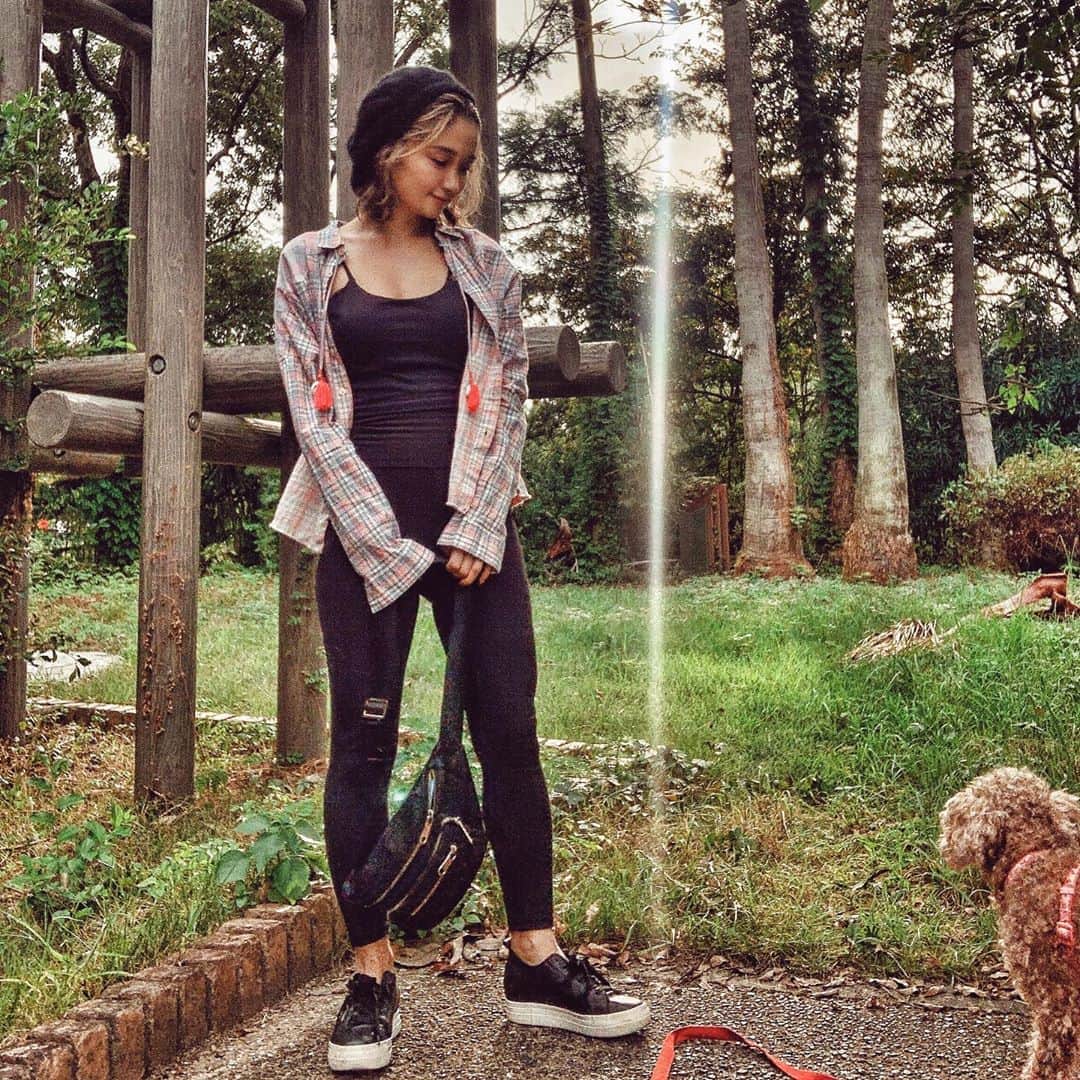 チアコマさんのインスタグラム写真 - (チアコマInstagram)「﻿ 不思議な光が入った♡﻿ ﻿ #outfit #fashion #コーデ #153 #153センチコーデ #低身長コーデ #公園コーデ #スニーカーコーデ #スニーカー #ウォーキング #犬の散歩 #公園 #レギンスコーデ」10月11日 21時23分 - chia_koma