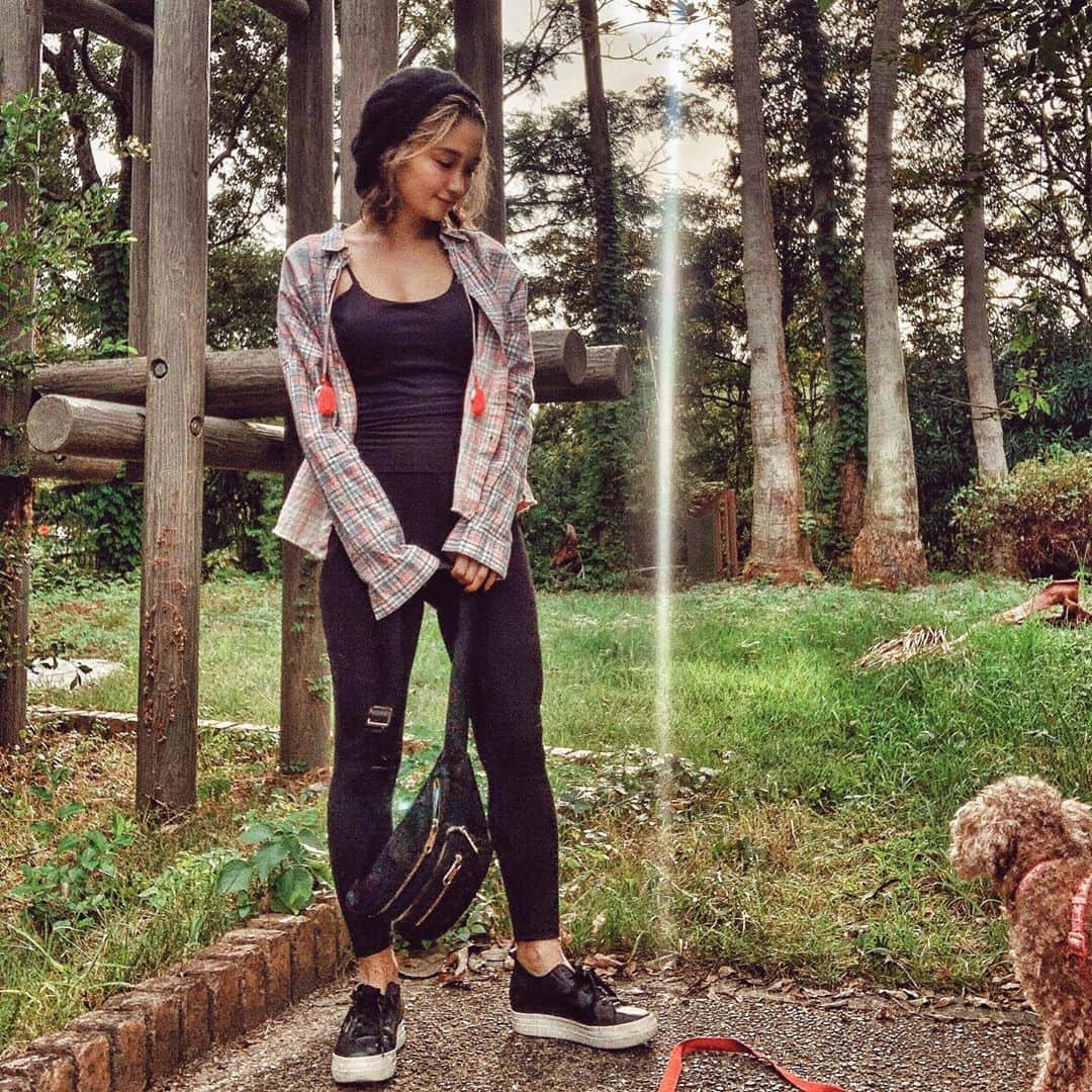 チアコマのインスタグラム：「﻿ 不思議な光が入った♡﻿ ﻿ #outfit #fashion #コーデ #153 #153センチコーデ #低身長コーデ #公園コーデ #スニーカーコーデ #スニーカー #ウォーキング #犬の散歩 #公園 #レギンスコーデ」