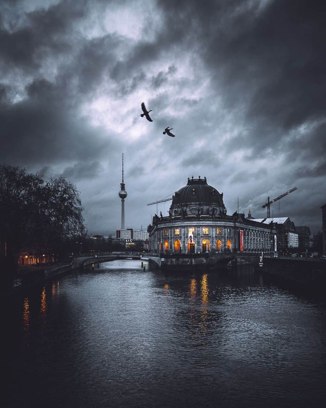 Thomas Kakarekoさんのインスタグラム写真 - (Thomas KakarekoInstagram)「grey windy dawn  Didn’t have that much time to photograph lately so I’m sharing another one from the archive with a new edit.  #berlin」10月11日 21時18分 - thomas_k