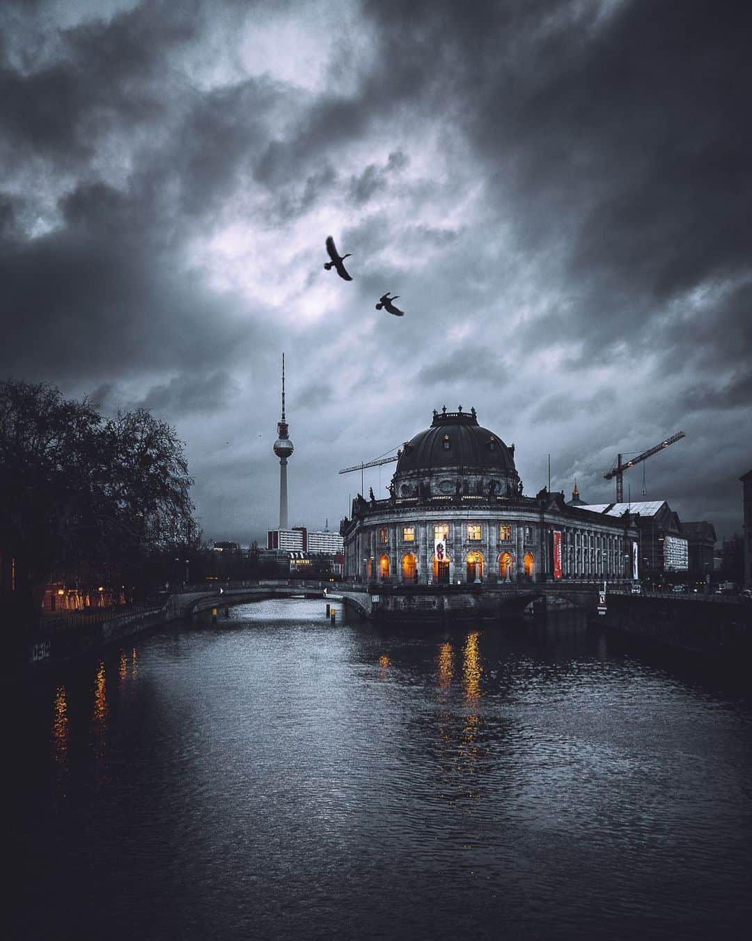 Thomas Kakarekoのインスタグラム：「grey windy dawn  Didn’t have that much time to photograph lately so I’m sharing another one from the archive with a new edit.  #berlin」