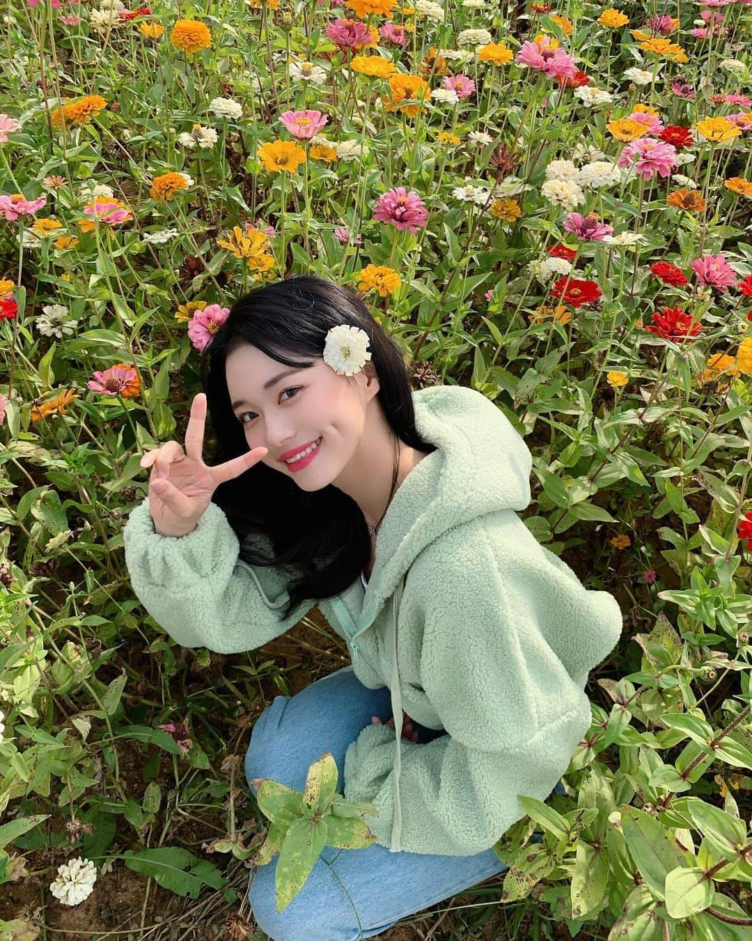 ノ・ジョンファさんのインスタグラム写真 - (ノ・ジョンファInstagram)「🌸🌺🌼🌻 알록달록 꽃구경 🌞 with 데료제 양털후리스」10月11日 21時19分 - ro.junghwa