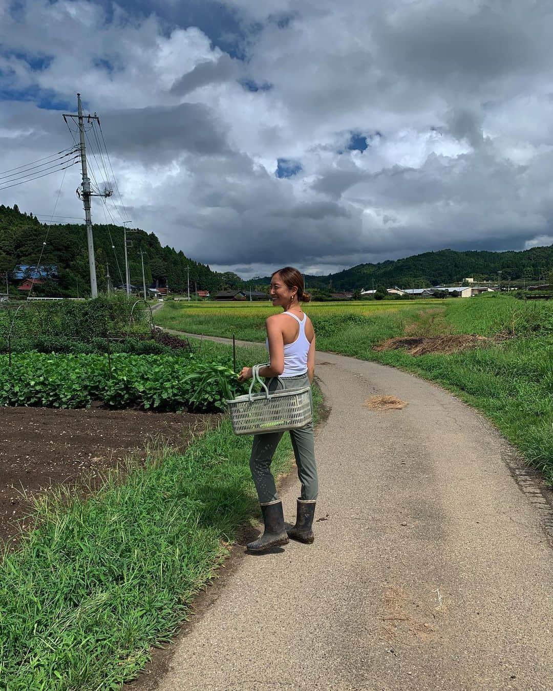 のインスタグラム：「【 温故知新の知恵 】  昨日と今日は、熱弁しきった2日間👩‍🏫 @mother_leader2020   どうやら、閾値というものは、鍛錬により、 高められるようです。  "ここまでが、限界だ。" というところからが、本番。  その "max" というメモリの中で 容量は変わらないものの、 まだまだ質量を高めるポテンシャルはあります。  いっぱいいっぱいだからと言い訳をして、 自分の限界を決め、チャンスを逃すのか、  それとも、出来る方法を探して、 整理整頓して、たとえ最初は完璧でなくても、 精度を高め、感度を高め、  今まで経験したことのない、 新しい自分 =  本来の自分 が持っていた能力を 知った時、驚くべき感覚を手にするのです。✨  今感じているmaxが、averageになる。 それは、一夜限りでも三日坊主でも成り立たず、 数日短期集中して取得できる能力ではない。  しかし、すぐに手に入れられない分、 誰にも奪われることも、失うこともない、 一生涯の素晴らしい知恵と感覚を 手にすることができるでしょう。  私達は、まだまだ潜在能力を持て余している。 自己を更新していく過程は何とも最高の気分です。  原点に立ち返り、最適化していくこと。 ここに無限の可能性を感じ、胸を躍らせながら 日々新しい自分、新しい世界の美しさに 目を輝かせています。  これが、私がアーユルヴェーダを生涯、 実践し続け、伝え続けていきたい理由です🙏✨  ------------------------------------  スクール1期は、いよいよ今月末まで。 講義の内容もかなり極まってきていて わたしの熱量も煮詰まっています。🔥  同時にライブ中のチャットも湧き上がり、 語り合える、共感し会える仲間と学びをシェア し合える環境に心から幸せを感じています。🖥  今週末の一期生の講座は、 "現代の食　そして　女性の生活・人生について  二期生の講座は、 現代におけるアーユルヴェーダの価値。 どのように活用していくのか、 どのように現代の生活へ取り入れていくのか。  常識やレッテルからの、抜本的、改革。 時代が変わる今だからこそ、 わたしは、今ここに全てを掛けて、 全てを投資していこうと思います🤝🌏✨  ------------------------------------  私の講義へ投入した熱量と比例して、 @mother_leader2020 スクールの皆様の ストーリーズと投稿のシェアが湧き上がる。  やまびこのように、 やっほーーー！　と叫ぶ度に、 やっほーーーーーーーーー！と返ってくる⛰  だから嬉しくなって、何度も叫びたくなる！ 長い間やまびこが返ってこなくても、 叫びつづけていたけれど、やっぱり返ってくると、 嬉しく、また新たな活力になるものです🙏  そして、もっとも素晴らしいことは、 やっほー！　の一声に反応して、 やっほーー！が返ってきたと思うと、 その返答に、またあちらの山がやまびこして、 やっほー！　やっほー！　やっほー！ っと、無限のループになって、響き渡り、 私は、それを今度は受け取り続ける。  そんな、史上最高の幸せに浸る イチニチの終わりです。  さて、いよいよ流れが変わってくる気配。 できる限りのことをして準備しましょう。  明日も朝6:00 MOTHER STUDIO @mother___jp  でお待ちしております🖥🤍🌏🧘‍♀️  ------------------------------------  #MOTHER #ayurveda #yoga @lululemonjp @mother_leader2020 👈 ストーリーズ毎日必読👁✨✨✨」
