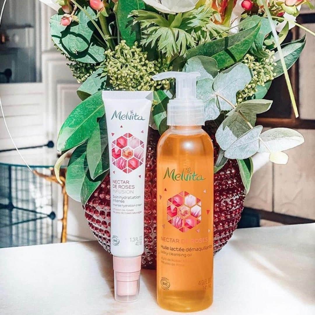Melvita Officialのインスタグラム：「Envie d’une routine hydratante et repulpante ? ✨🌷  Connaissez-vous le combo Huile lactée démaquillante et Soin Hydratation Intense Nectar de Roses ?  ✅ Étape 1 : Je démaquille en douceur mais en profondeur sans laisser de film gras sur la peau  ✅ Étape 2 : J’hydrate intensément  pour une peau douce et un teint frais et éclatant sans sensation de tiraillement.  Conquis par ce duo? 🌸  Merci à l’agence @grenadinerp pour ce joli visuel floral 💐  #Melvita #cosmetique #bio #biologique #naturel #organic #hydratation #soin #nectarderoses #démaquillant #huile #cleanbeauty #hydratationintense #gogreen #startorganic」