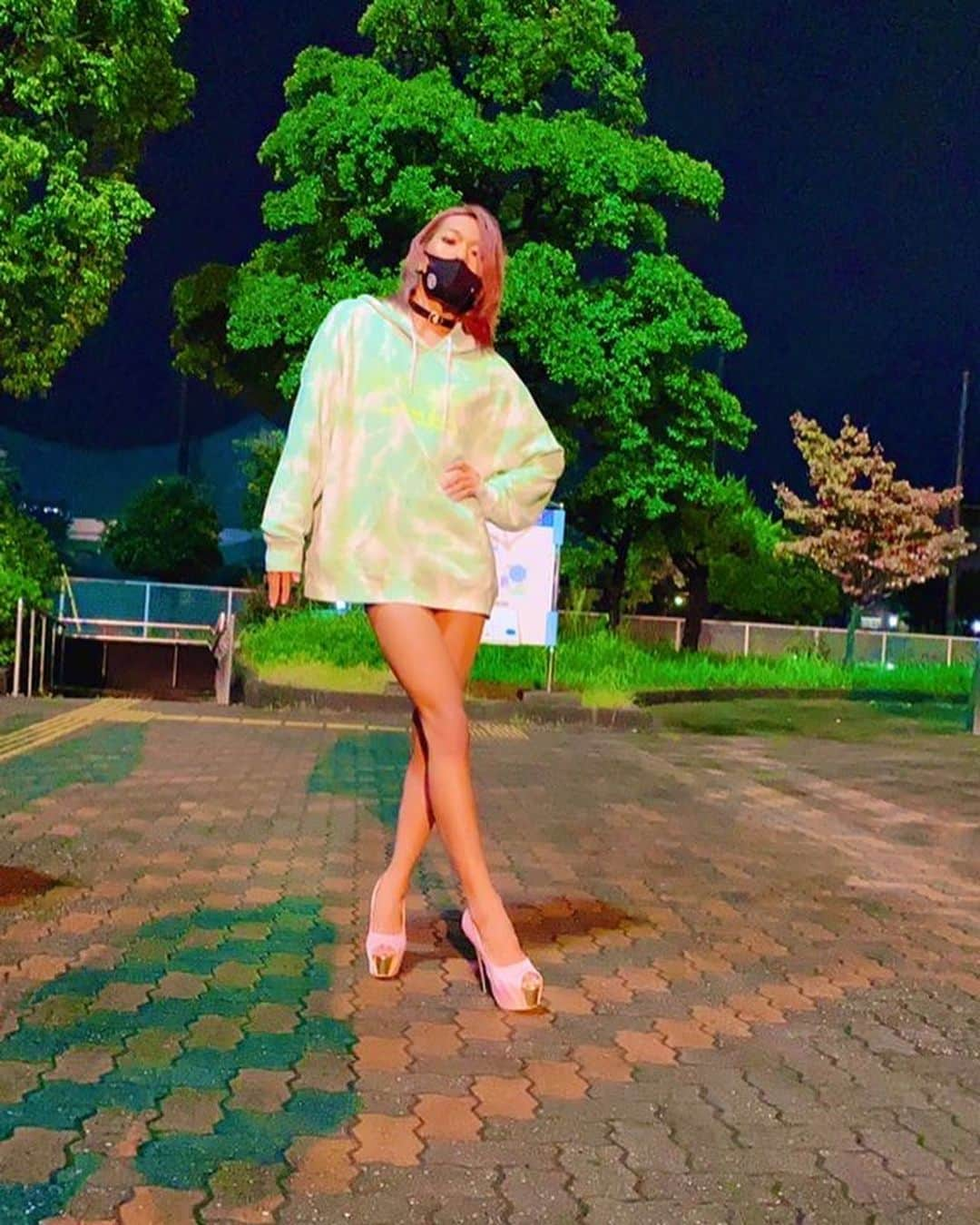 あのうめたんさんのインスタグラム写真 - (あのうめたんInstagram)「@kodakumi_official  グッズ xL着用コーデ #あのうめたん #倖田來未 #東京電波女子 #ユニセックス #モデル #高身長 #つけまつげ #アイラッシュ #海外 #ミンクラッシュ #タレント #メイク #ジェンダーレス #WFACE #188㎝ #メンズ #美容 #中部美容 ＃美容師 #ネイル #東京 #ファッション #ヘアー #トータルビューティー #ギャル　#egg #人がどう思うかではなく自分がどう生きたか」10月11日 15時57分 - anoumetan