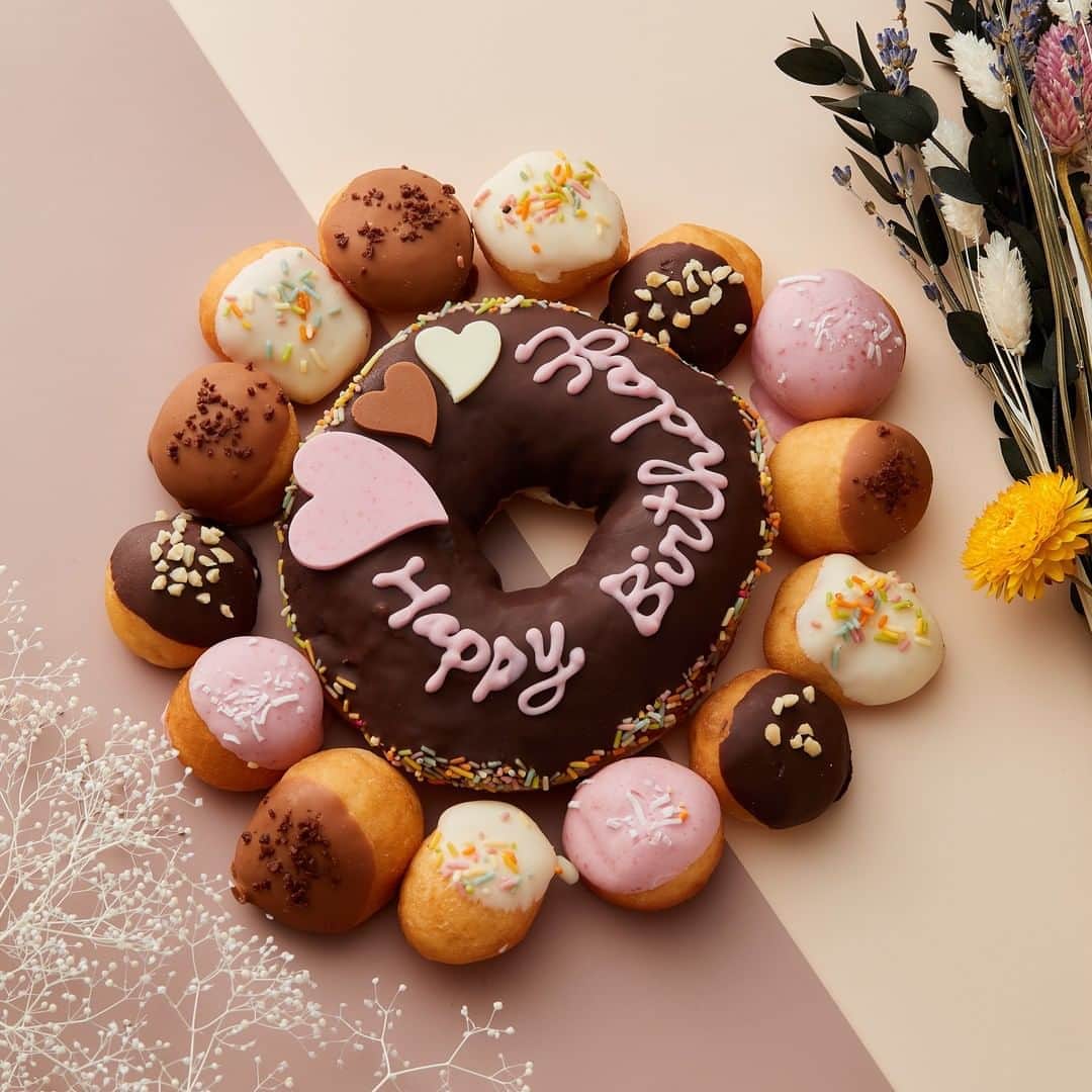 のインスタグラム：「バースデードーナツチョコ.Lbox🍩❣  通常の二倍の大きさ！ビックサイズのドーナツにチョコレートをかけカラースプレーでデコレーションしました😊🍫 一口サイズのドーナツ16個付きです✨  ドーナツは全て手作業で作っています🎵  お誕生日パーティーにぴったりのドーナツです😊 ＝＝＝＝＝＝＝＝＝＝＝ この投稿をtap→商品を見る、又はプロフィールのショップを見るからご購入頂けます🧁 ＊＊＊＊＊＊＊＊＊＊＊＊＊＊＊＊＊＊＊＊＊＊＊＊＊＊ ⁠ ⁠⁠⁠⁠⁠⁠⁠⁠⁠⁠⁠⁠⁠⁠⁠⁠Cake.jpでは、皆さんからシェアされた⁣⠀⁠⁠⁠⁠⁠⁠⁠ ⁠ 素敵なお祝いのコンテストをおこなっています⁠🙌⁠ ⁠ ⁠⁠⁠ ⁠ 👇フォトジェアニバーサリー参加方法👇⁠ ⁠ ⁠⁠ ※10月より参加方法が変わります  Cake.jpのケーキでのお祝いの様子を⁣⠀⁠⁠⁠⁠⁠⁠⁠⁠ ⁠  @iiicakejp #フォトジェアニバーサリー で タグ付けしてシェアするだけ🌈  ご参加を心よりお待ちしております💡 ⁠ ＊＊＊＊＊＊＊＊＊＊＊＊＊＊＊＊＊＊＊＊＊＊＊＊＊＊ #美味しいもの好きな人と繋がりたい#おうちスイーツ#お取り寄せスイーツ #お家パーティー#お取り寄せグルメ#甘党#素敵なお祝い#スイーツ好きな人と繋がりたい#食べるの好きな人と繋がりたい#お土産#手土産スイーツ#スイーツ好き#スイーツ部#プレゼント#サプライズ#お菓子#いつもありがとう#かわいいスイーツ#娘#娘誕生日#おうちカフェ#ドーナッツ#ドーナツ#お誕生日パーティー#かわいいドーナツ」