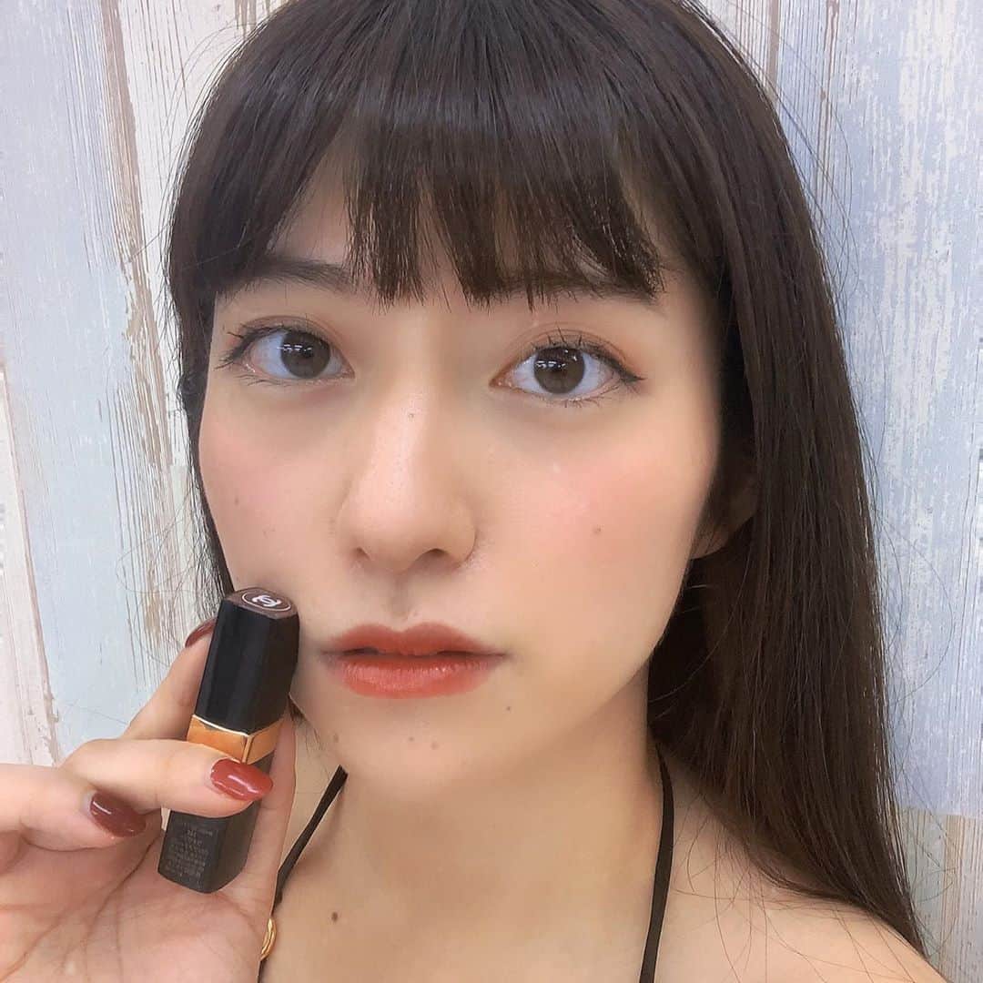 旭桃果のインスタグラム：「#勝負リップ 💄 撮影会とかミスフライベントの大事な時に持ち歩いているリップがあります。  #chanel  #rougecocoflash  No.148  数量限定のNo.だそうで、しかも私の名前入り。  頂きものなんですがその選んでくださった理由が素敵なんです。  ミスフラッシュ勝てるようにと、 FLASHにかけてココフラッシュシリーズを選んでプレゼントしてくださいました。  最後まで思いっきり楽しんで後悔しないようにやり切ります😊✨✨  本当にひと塗りで発色がいいんだけど、ぽんぽんって軽くつけるだけでも赤が綺麗に出るので本当に重宝しています💋  #勝負リップってやつか  #リップ  #赤リップ  #リップケア  #リップ💄  #刻印  #刻印リップ  #刻印サービス  #グラビア #グラドル自画撮り部  #グラビアアイドル」