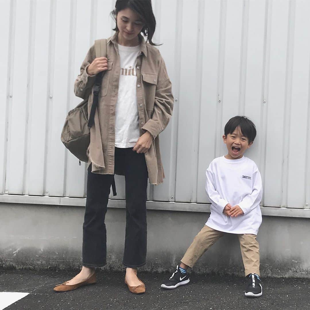 上村若菜のインスタグラム：「. 暖かかった今日。 半袖Tシャツにコーデュロイシャツを羽織って🍁 ベージュトーンなふたり👦 . #wakameswardrobe #カジュアルコーデ #コーデュロイジャケット #親子コーデ #ママコーデ #ロゴT #ロゴTのアウトバージョン長らくお待たせしました🙇‍♂️ #もしかしたらRITAのオンラインサイトで再入荷分が少しだけ在庫あるかも . シャツ…#healthydenim #ヘルシーデニム ロゴT…#ritajeanstokyo  フレアデニム…#uniqlo いつかの リュック…#greish #wsac #カーキ 靴…#littleonevintage」