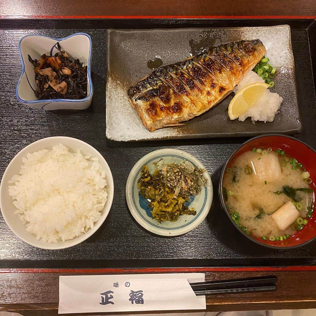 黒田りささんのインスタグラム写真 - (黒田りさInstagram)「🐟 . 味の正福 . ずーっと行ってみたかった福岡の名店！ タイミングが合ってやっと行けました♡ . 3日絶食したっけ？って思うくらい お箸が止まらなかった🤦🏼‍♂️ . 脂が乗った焼きサバ、、 ご飯もお味噌汁もふりかけまで美味しくって、、 ご飯お代わりしてまるっと2杯ペロリでした🤤♡ . 店員のおじちゃんおばちゃんも 優しくって常連のように接してくれるのもまた良き、、🥺 . ああ、また食べたい、、🐟♡♡ . . #味の正福#福岡グルメ#福岡定食#お代わりください」10月11日 16時10分 - kurorisa_14