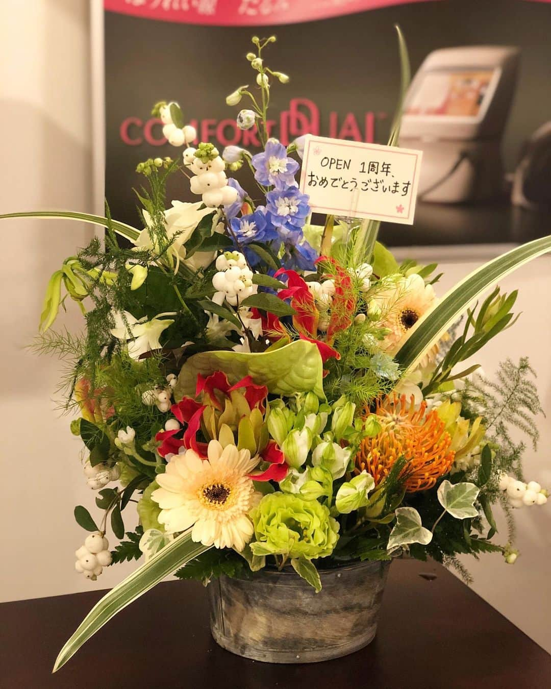 岡部亜紀のインスタグラム：「お祝い頂きました💐💕 みつこさんありがとうございます😊🙏🏽 これからも末長く宜しくお願い致します🎶  @ocean__esthetics  #1周年キャンペーン #完全予約制  #足痩せ　 #万年脂肪撃退 #コロナ太り解消 #リバウンド無し #クールシェイピング  #脂肪冷却 #パーフェクトシェイプ #レーザー痩身 #キャビテーション #キャビポット #サーマクール #サーマルフラクショナル #コンフォートデュアル #OCEANESTHETICS #千葉県 #一宮町 #海岸通りのエステサロン  #男女け兼用エステサロン #スリムボディ #痩身 #痩身エステ #くびれ #小顔 #アンチエイジング」