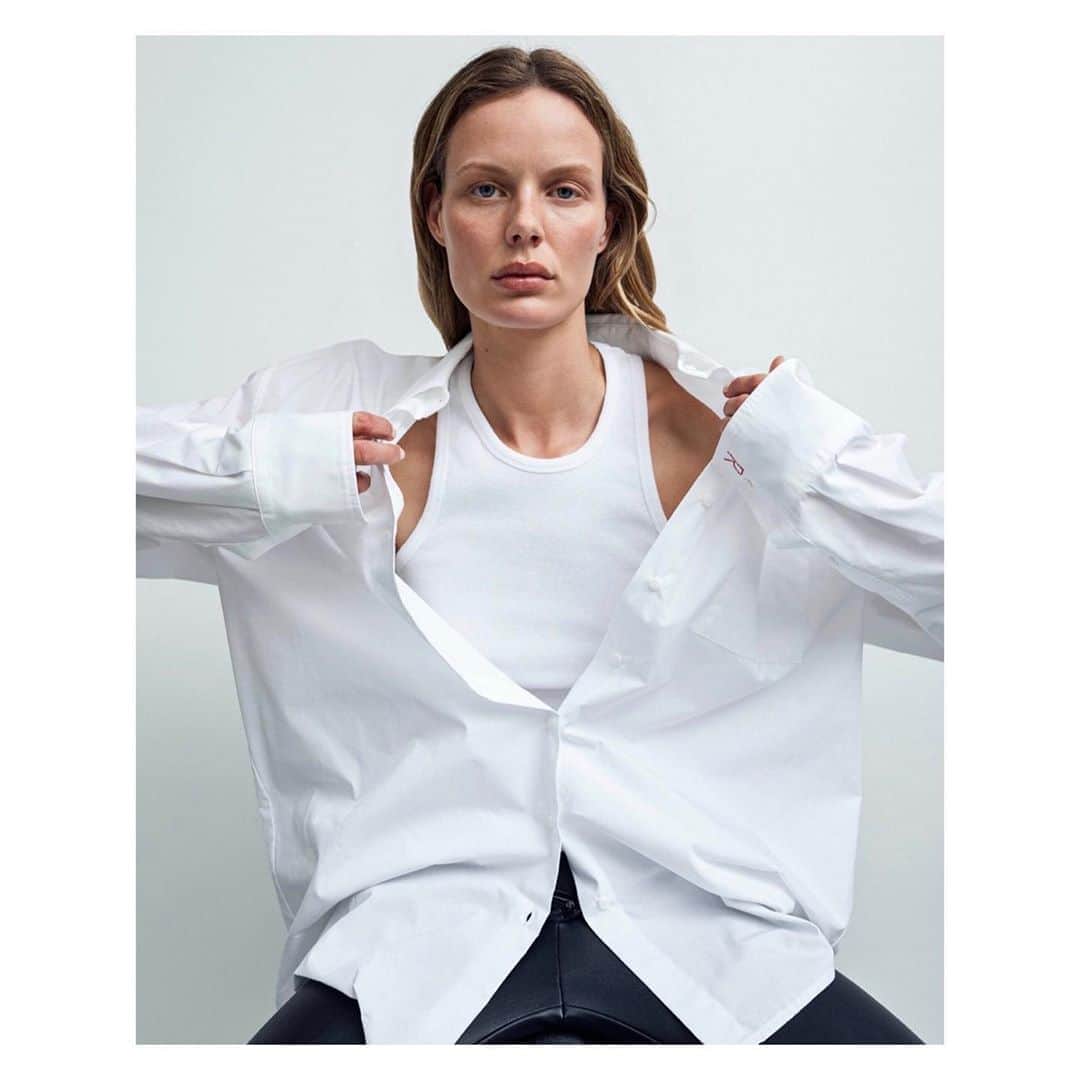 のインスタグラム：「Sunday Blaze ❤️ #marlijnhoekvibes #blazewoman #timlessbeauty #love #nervergoesoutofstyle #Blazeshirteveryday #Rikastudios  Captured by @anoukhartstudio」