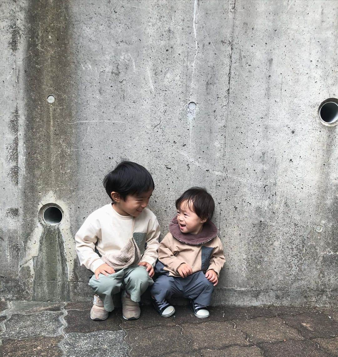 のインスタグラム：「仲良しね👶🏻👦🏻  #男の子べビー ﻿ #男の子ママ ﻿ #2歳差兄弟 ﻿ #2歳差育児 ﻿ #福岡ママ﻿ #1歳2ヶ月 #お揃いコーデ  #セットアップ」