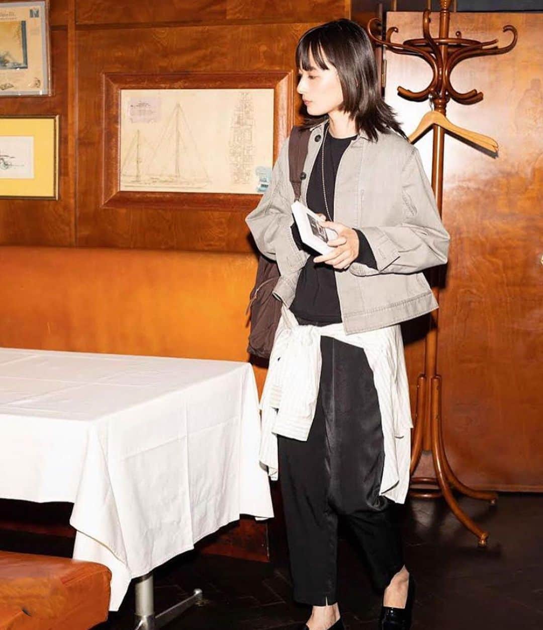 風間ゆみえのインスタグラム：「@la_marine_francaise_official  新作入荷しました^_^ たくさんスタイリングも組みましたので良かったら秋冬のワードローブの参考にしてくださいね😊💜  肩まわりに入ったギャザーでカジュアルなトレーナーも着映えします♡」