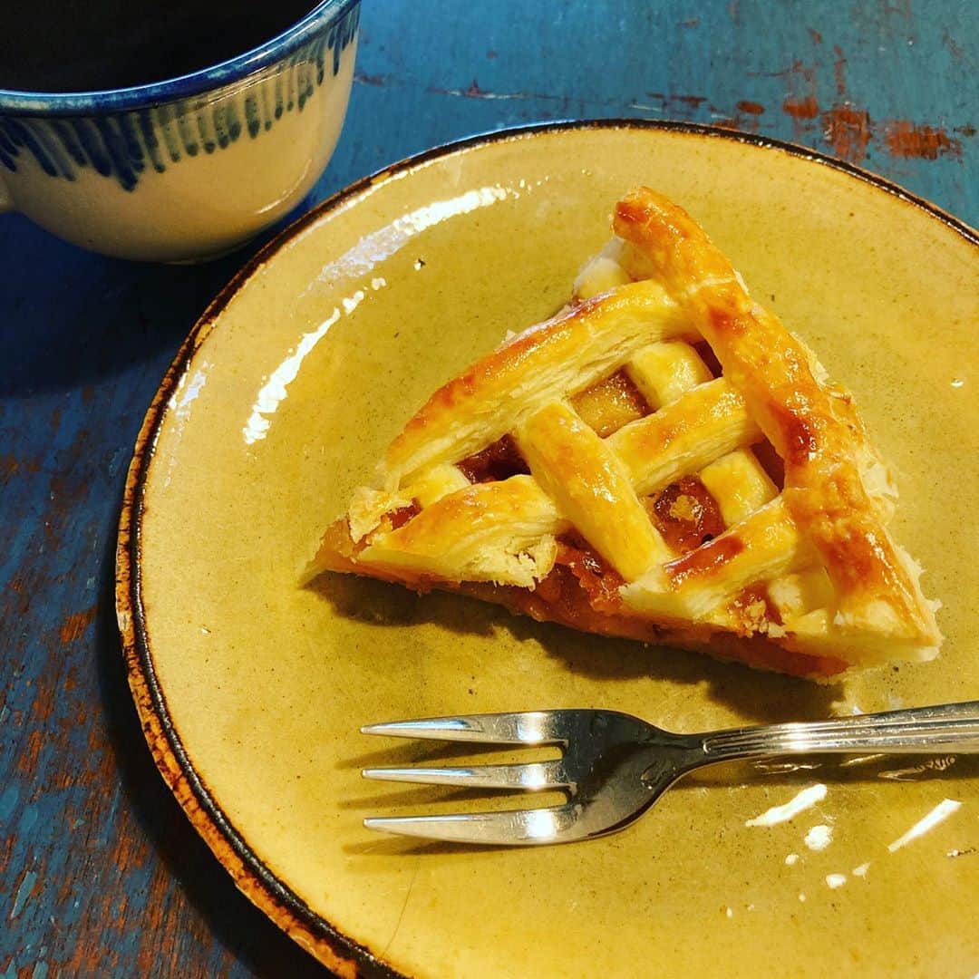 井上荒野のインスタグラム：「あっ紅玉出てる！アップルパイ作ってー！と叫んだらあっさり「いいよ」と作ってくれる夫ステキ。」