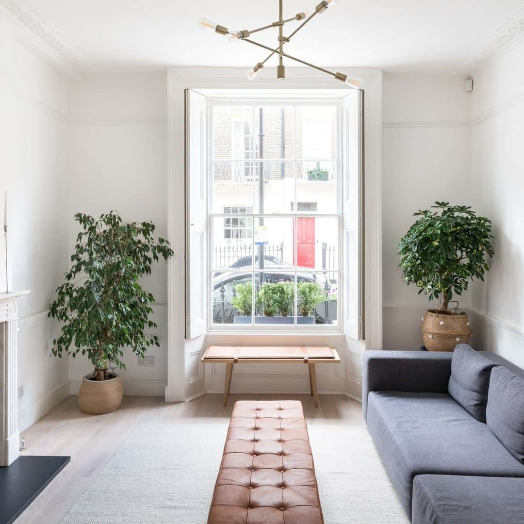 The Modern Houseさんのインスタグラム写真 - (The Modern HouseInstagram)「#forsale Grand Central: a refined three-bedroom home occupying two floors of a Grade II-listed townhouse in Marylebone. Follow the link in our bio for the sales particulars.」10月11日 16時34分 - themodernhouse