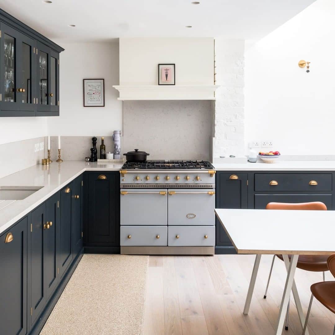 The Modern Houseさんのインスタグラム写真 - (The Modern HouseInstagram)「#forsale Grand Central: a refined three-bedroom home occupying two floors of a Grade II-listed townhouse in Marylebone. Follow the link in our bio for the sales particulars.」10月11日 16時34分 - themodernhouse