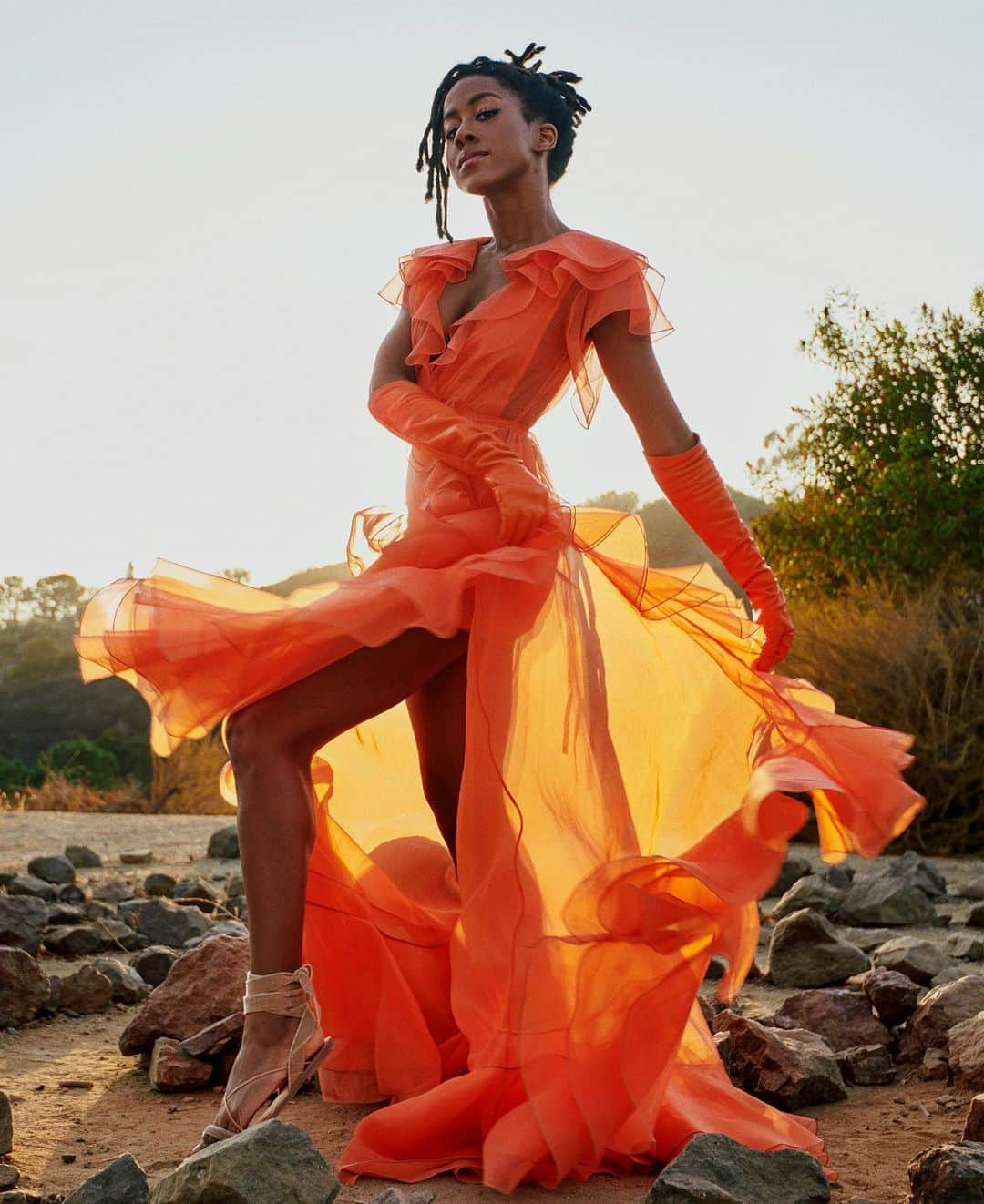 Valentinoさんのインスタグラム写真 - (ValentinoInstagram)「This year’s all-digital Green Carpet Fashion Awards focused on themes of togetherness, rebirth, and social and environmental justice. For the event, author and friend of the house @tomiadeyemi wore a blazing orange chiffon organza GOTS-certified wrap dress, along with Valentino Archive gloves. Special project by @christianhogstedt  #GCFAItalia #GreenCarpetChallenge」10月11日 16時27分 - maisonvalentino