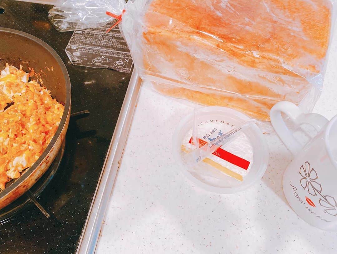 中村江莉香さんのインスタグラム写真 - (中村江莉香Instagram)「本日18:00 #中村江莉香ちゃんねる‼︎ 生配信 #ハロウィンパーティー 👻🚨 今年のハロウィンはどう過ごす？！ もちろん#自宅 #お家パーティー 🤫 @errandshop さんの#食パンマン #たこ焼き #えりタコ www🍞🐙 #ハロウィンメイク もYouTubeにUPしております🥰✨是非チェックしてみてください❤️❤️ #食パン食べ比べ 前回の様子もアーカイブ残してます🥺💕 #エランドショップ #hallowween2020 #ハロウィン2020 #お家ハロウィン #食パン食べ比べ #に志かわ #ファン #に志かわさんの食パン #茶寮ベーカリー #食パン好き #パンが好き #パン好きな人と繋がりたい #パンらぶ #生食パン食べ比べ #贅沢 #完食 #大食いモンスター #タコパ #タコパのコーデ #タココーデ #仮装を楽しむ #YouTubeクリエイター」10月11日 16時28分 - erica_nakamura