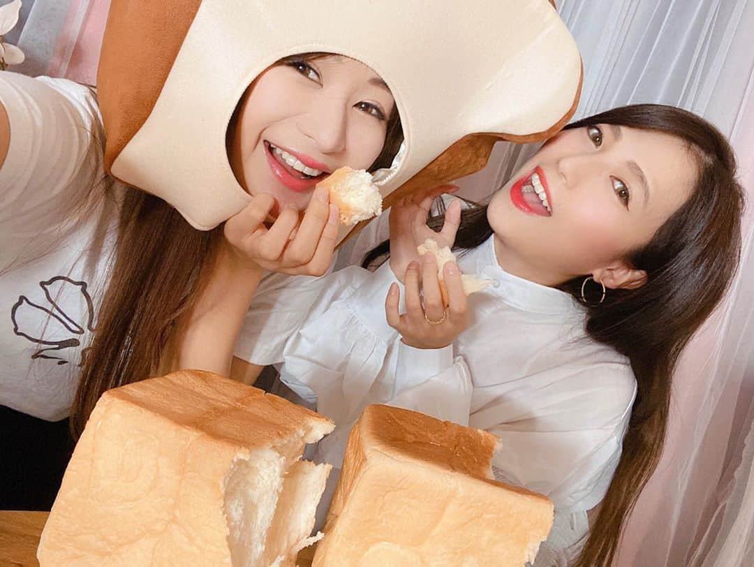 中村江莉香さんのインスタグラム写真 - (中村江莉香Instagram)「本日18:00 #中村江莉香ちゃんねる‼︎ 生配信 #ハロウィンパーティー 👻🚨 今年のハロウィンはどう過ごす？！ もちろん#自宅 #お家パーティー 🤫 @errandshop さんの#食パンマン #たこ焼き #えりタコ www🍞🐙 #ハロウィンメイク もYouTubeにUPしております🥰✨是非チェックしてみてください❤️❤️ #食パン食べ比べ 前回の様子もアーカイブ残してます🥺💕 #エランドショップ #hallowween2020 #ハロウィン2020 #お家ハロウィン #食パン食べ比べ #に志かわ #ファン #に志かわさんの食パン #茶寮ベーカリー #食パン好き #パンが好き #パン好きな人と繋がりたい #パンらぶ #生食パン食べ比べ #贅沢 #完食 #大食いモンスター #タコパ #タコパのコーデ #タココーデ #仮装を楽しむ #YouTubeクリエイター」10月11日 16時28分 - erica_nakamura