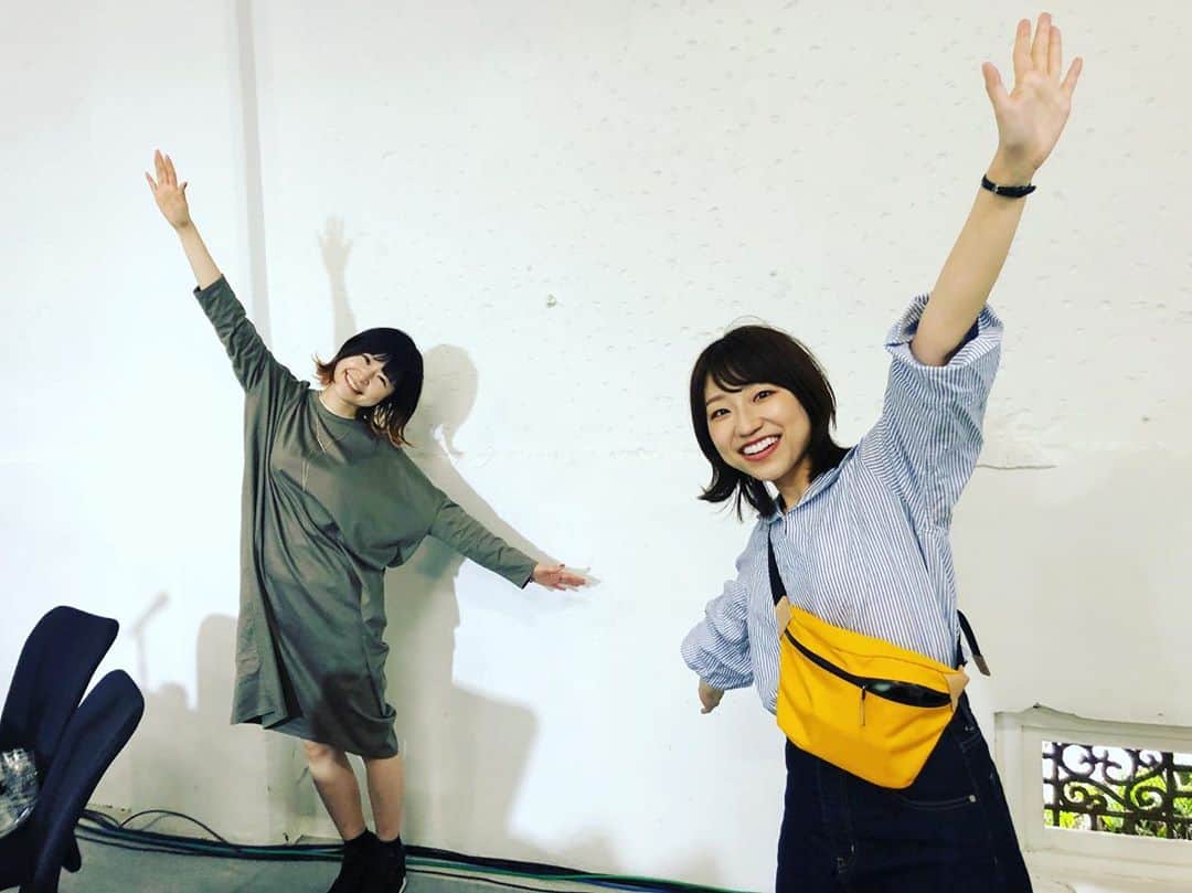 関取花のインスタグラム：「「酒まつりカンパイ！ラジヲ」有難うございました📻🍶久々の広島、初めての西條。スタッフの皆さんは温かく、会場の酒蔵ではたしかな歴史、そしてお酒と地域への愛を感じました。オンラインじゃない #酒まつり にもいつか遊びに行きたいな👧🏻写真はおなじみのしほどんと、お酒と私！#カンパイラジヲ」