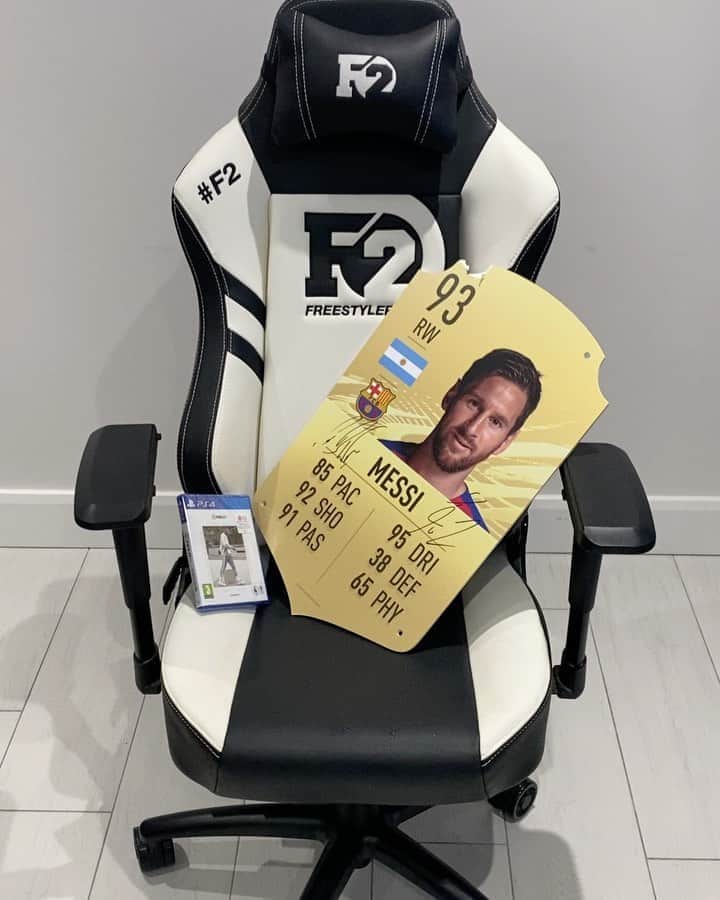 F2Freestylersのインスタグラム：「🚨 GIVEAWAY 🚨 For your chance to win FIFA 21 🎮, a F2 signed Messi FUTcard 🐐 and one of only 3 F2 @gt_omega_ gaming chairs in the world 🌍🤩 just tag below the first two players you’ll beat on this years game! 👇🎮⚽️ We’ll pick a random person after England 🏴󠁧󠁢󠁥󠁮󠁧󠁿 game on Wednesday! Good luck! #FIFA21 #WinAsOne」