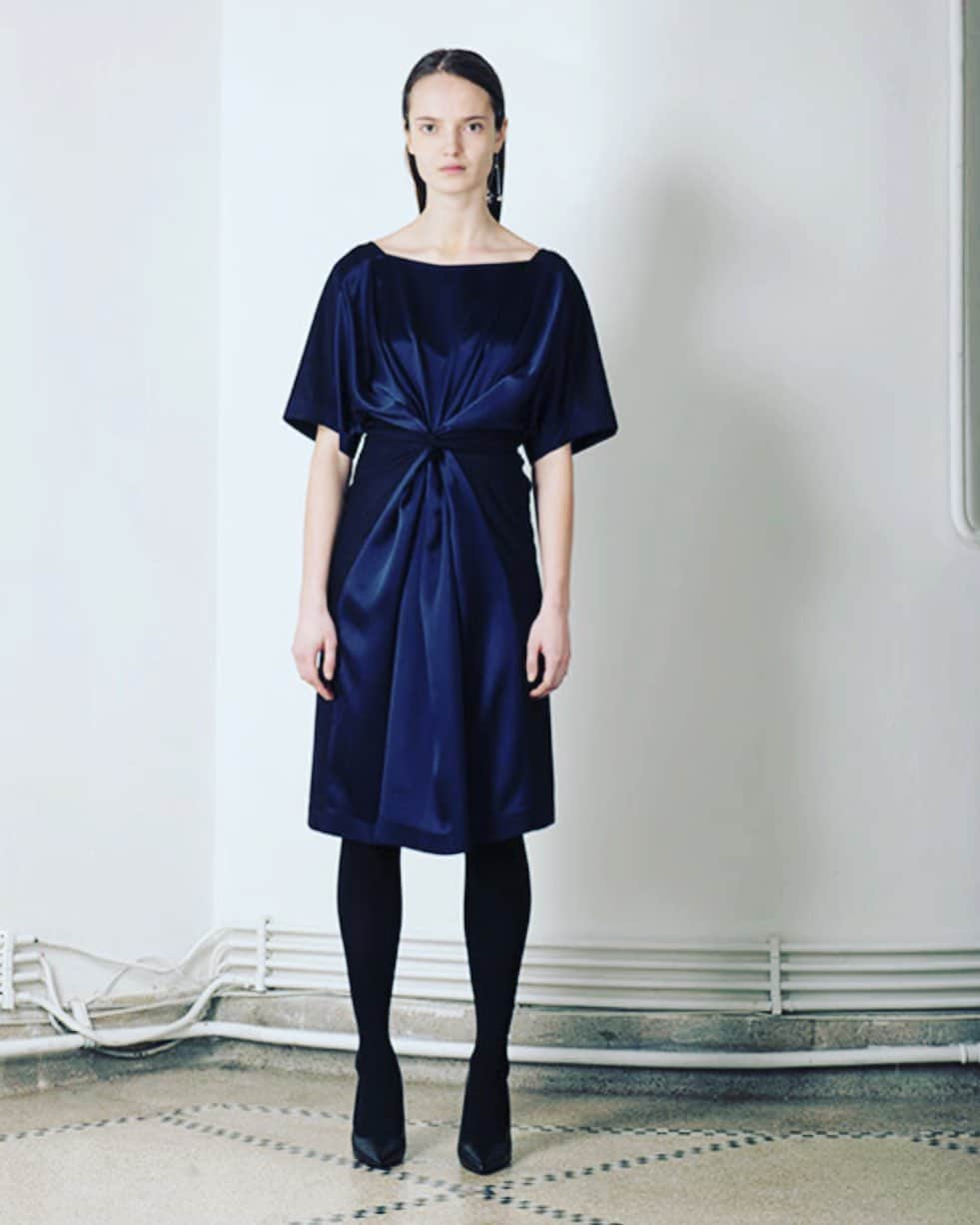 のインスタグラム：「#jeanpaulknott #fallwinter20202021  #madeinbrussels #belgiumdesign #minimaldesign #simpledesign #woolsilkdress #multiwaydressing #mireilleroobaertphotography」