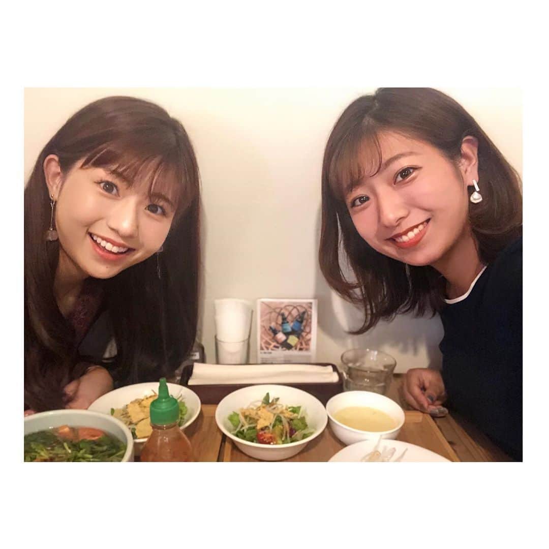 のインスタグラム：「🗣 . 森ちゃんと久々の再会🥰 この空気感がたまらなく、好き。 自然体で何時間でも話せる〜 . そしてシンガポールチキンライス美味でした⭐️ . #岡山 #香川 #アナウンサー #同期 #キャスター #ohk #ksb #森ちゃん #スタイルいい #かわいい #顔小さい」