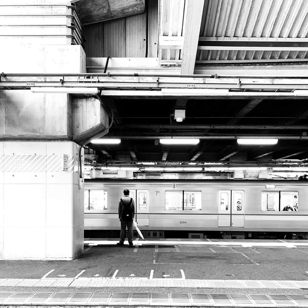 naotakeのインスタグラム：「駅 - A station / iPhone XR & Snapseed, 20201011 . . お昼にとても辛いタイ料理を食べたので、夕方になってもお腹ポカポカ。 . . #spicollective #royalsnappingartists #infamous_family #rsa_main #infinity_photo_cult #2_fineart #jp_gallery_member #jp_gallery_bnw #trb_bnw #wp_bnw  #bnw_life #bnwlife_member #bnw_life_shots #bnw_captures #world_bnw #top_bnw #team_jp_ #team_jp_モノクロ #ig_energy_bw #ig_nihon #streetphotographybnw #igersjp #blackandwhite #bnw #bnwphoto #monochrome #bw #bnwphotography #ShotOniPhone #shotoniphoneXR」
