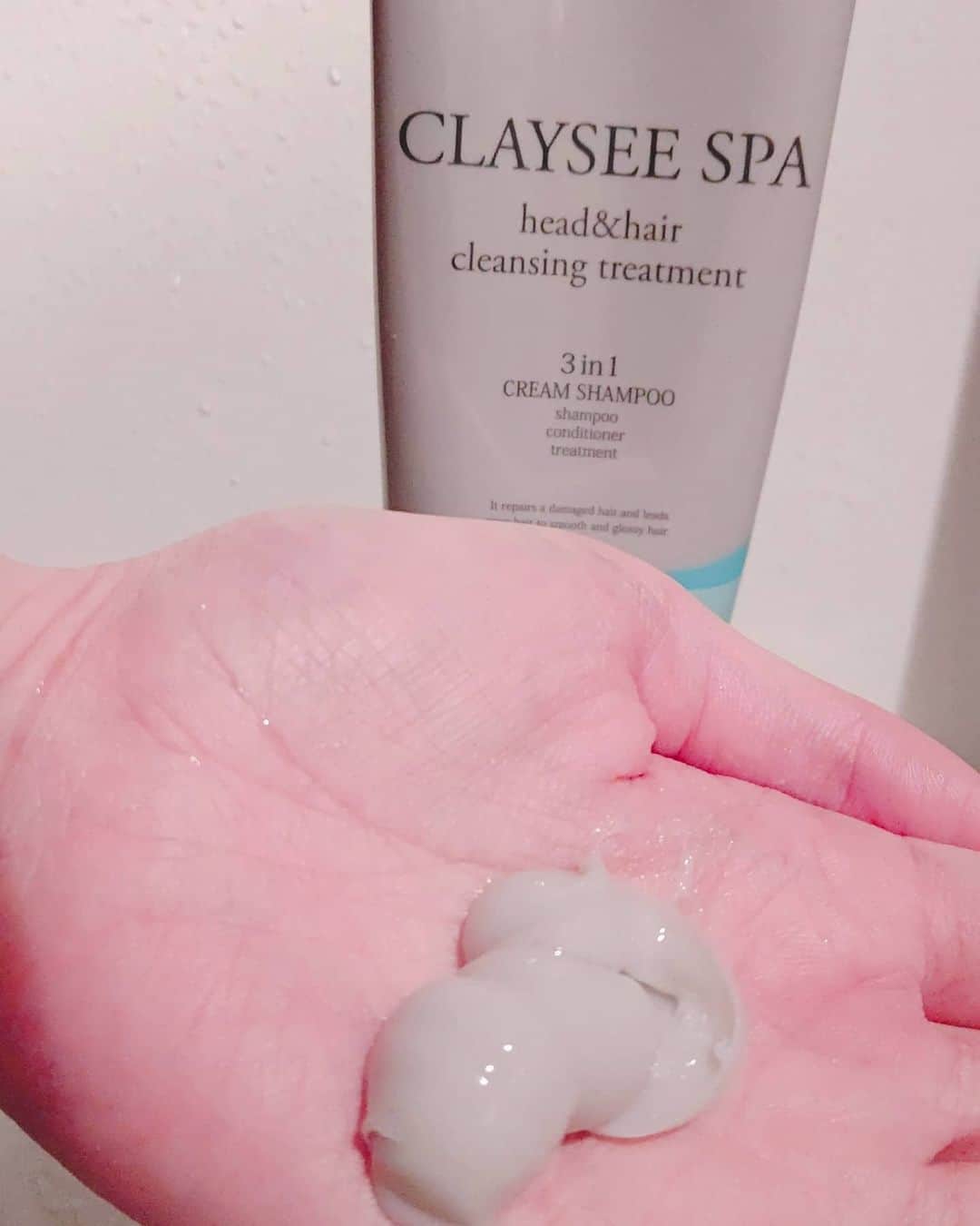 松浦麻里奈さんのインスタグラム写真 - (松浦麻里奈Instagram)「@clayseespa　の、 CLAYSEE SPA〚クレンジングトリートメント200g ・ヘッドスパブラシ・アウトバストリート60g〛 表参道サロン発、ツヤ髪のプロ「渡邊義明氏」プロデュース🥰✨  この1本で泡立たないクリームシャンプーで 地肌クレンジングしつつ毛髪補修してくれて コンディショナー、トリートメントの オールインワンという優れもの🌼  ノンシリコン、パラベンフリー 鉱物油フリー、合成着色料フリーの こだわり無添加仕様です(ㆁωㆁ)    爽快感凄い(人*´∀｀)｡*ﾟ+ 地肌マッサージするような感覚で、丁寧に頭皮 に塗っていく😋👍  ヘアパックとしてもOK！！  洗い流しはサッパリとしてて、 タオルドライしたあとは、 ドライヤーからの熱を守ってくれるアウトバストリート を塗って乾かすよ✨ これは洗い流さないトリートメント🌷  サラサラ&ツヤってしてる髪質に(人 •͈ᴗ•͈)  地肌ケアブラシもあるし、 ヘッドスパが自宅で出来るの嬉しい😍💓  #クレイシースパ #CLAYSEESPA #クリームシャンプー #ヘッドスパ #頭皮クレンジング #オールインワン  #タラソヘアパック #pr#ヘアサロン #ヘアースタイル #HAIRsalon #hair #haircare #ヘアケア #ヘアケア用品 #Beauty#Beautycare #美容#美容好き #Cosme#COSMETICS #コスメ#美容室#美容好きな人と繋がりたい #トリートメント#シャンプー#shampoo #地肌ケア」10月11日 16時52分 - ay114.831m