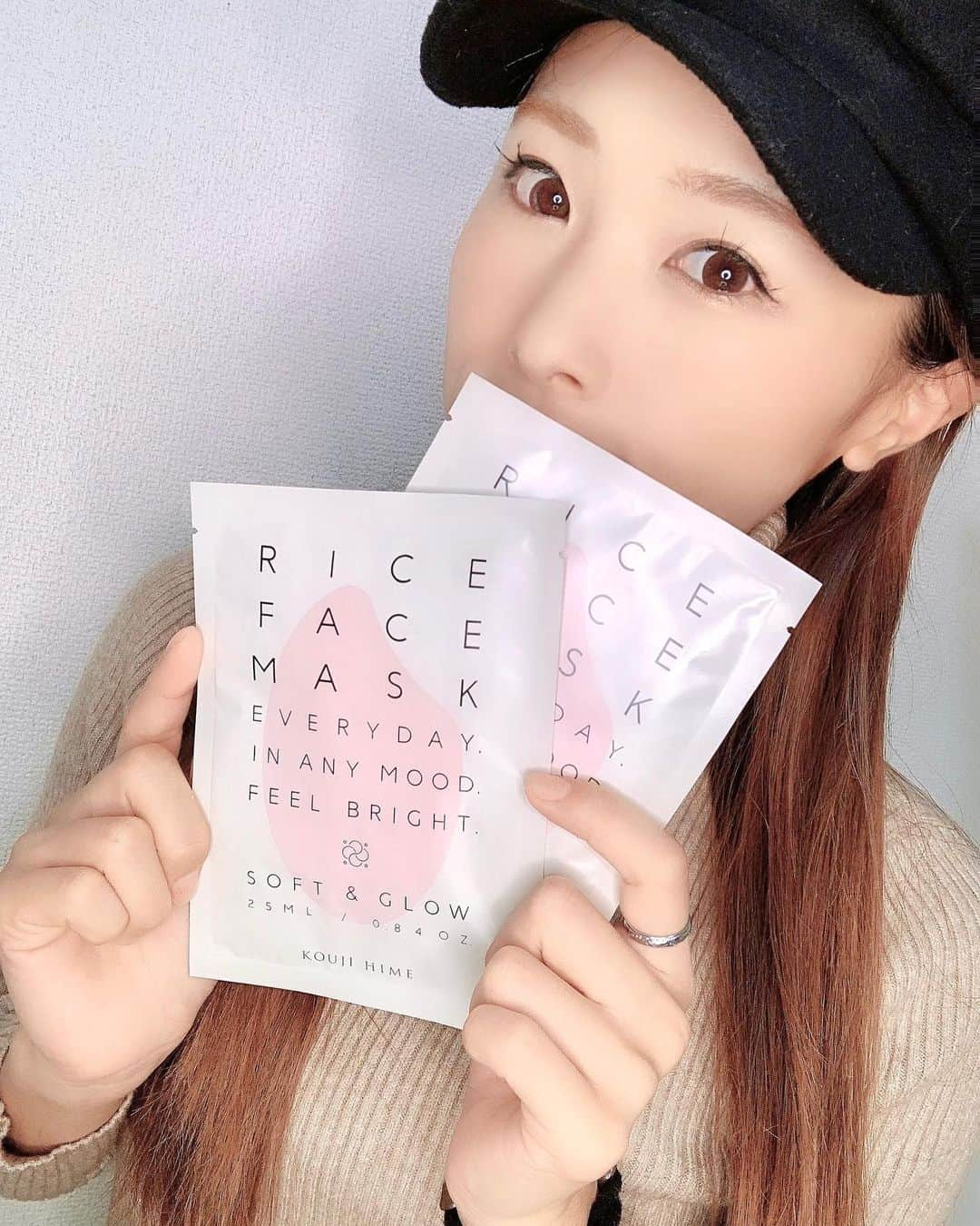 ひかりさんのインスタグラム写真 - (ひかりInstagram)「お出掛け前にパック✨ くすみがなくなって、化粧ノリも凄くいい✨😊 糀・日本酒 由来成分と、 機能性セラミドが保湿環境を整え肌荒れを防ぎ、毛穴の目立たないなめらかなツヤのある肌になるよ☺️ アロマの香りも良くてリラックス効果もあるみたい✨ 三枚入りだって✨ @koujihime_jp #koujihime #おすすめパック #ゆらぎ肌 #マスク荒れ対策 #毛穴レス肌 #肌質改善したい #フェイスマスク好き #pr#美肌#肌荒れ改善 #パック#シートパック#美容#美容好き#美意識」10月11日 16時52分 - piiiiiii_k