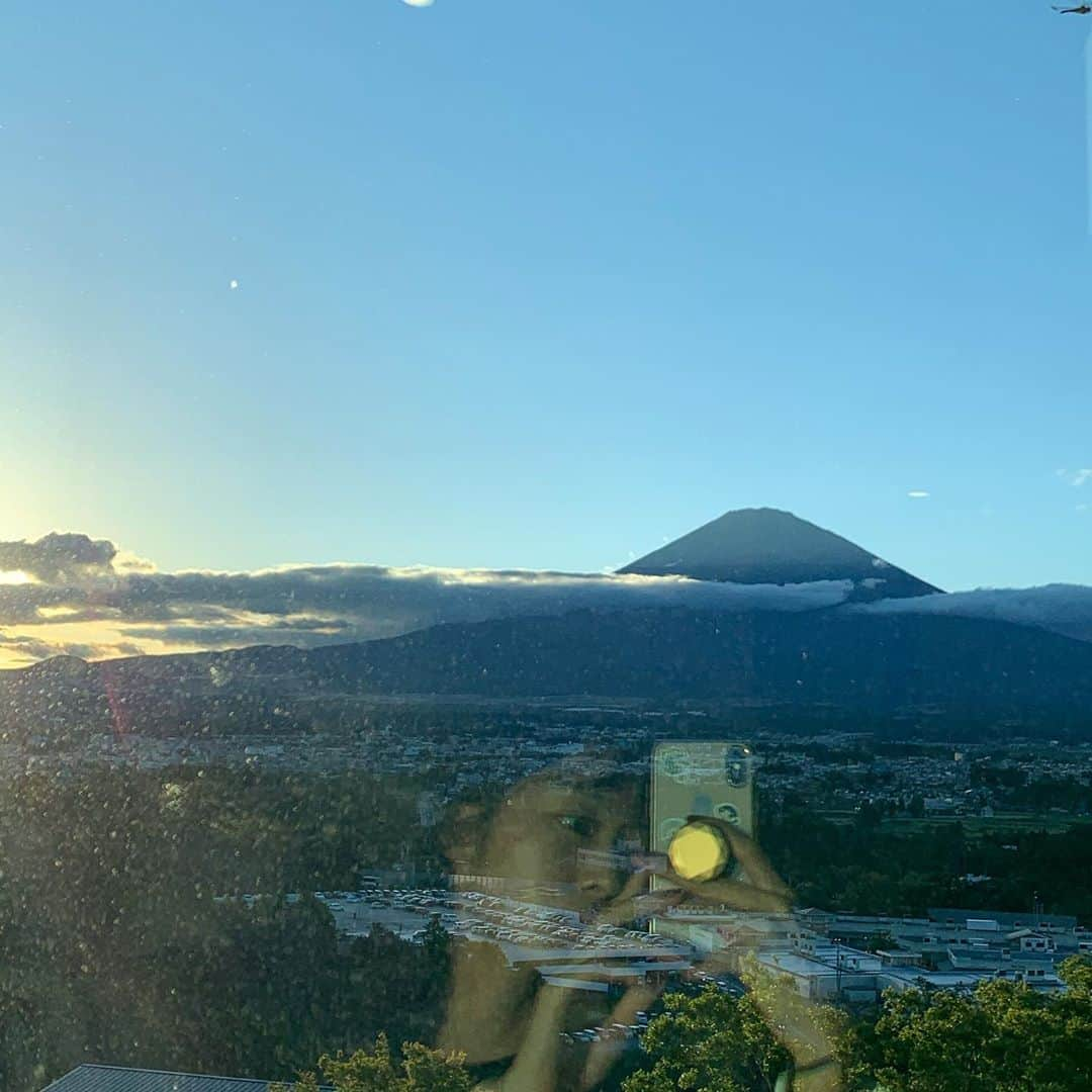 真崎かれんさんのインスタグラム写真 - (真崎かれんInstagram)「富士さん(山)との共演。 #富士山　#mtfuji🗻 #japan  #いつ見ても立派　#死ぬまでに登りたい　 #もちろん頂上まで　#自然大好き」10月11日 16時52分 - karen_masaki