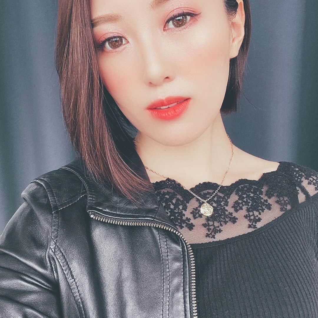 ありさ・あげまんクリエイターのインスタグラム：「ティントやマットリップってカッサカサになるイメージだったけど、これはマットなのに潤うので、乾燥しなくて唇が荒れない💄﻿ ﻿ ティントだから落ちにくいので、マスクにもつかなくてストレスフリー✨﻿ ﻿ ブルベ肌の方もイエベ肌の方も似合うように作られてるらしいので、自分に合う色がわからないという方にもオススメ😊👍🏻﻿ ﻿ 今回の使用色はヘルシーオレンジ🍊🧡﻿ 秋メイクにぴったりです😉﻿ ﻿ #sponsored #マットプランパー #ピュレア #ダークホースリップ #マスクにつかないリップ #オレンジメイク #秋メイク」