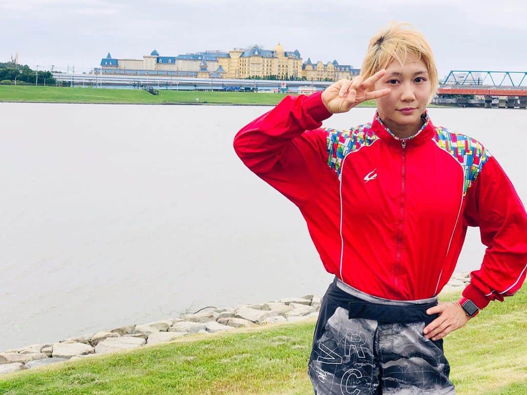 のインスタグラム：「. 背景がDisney🐭🏰 お昼ver. . 最近は疲労回復のため日曜日はオフにしてます。 オフの日は緩く長距離走るのが日課です . . #ジョギング #disney #近所 #実家 #mma #mmafighter #training  #総合格闘技 #女子格闘家 #筋肉女子」